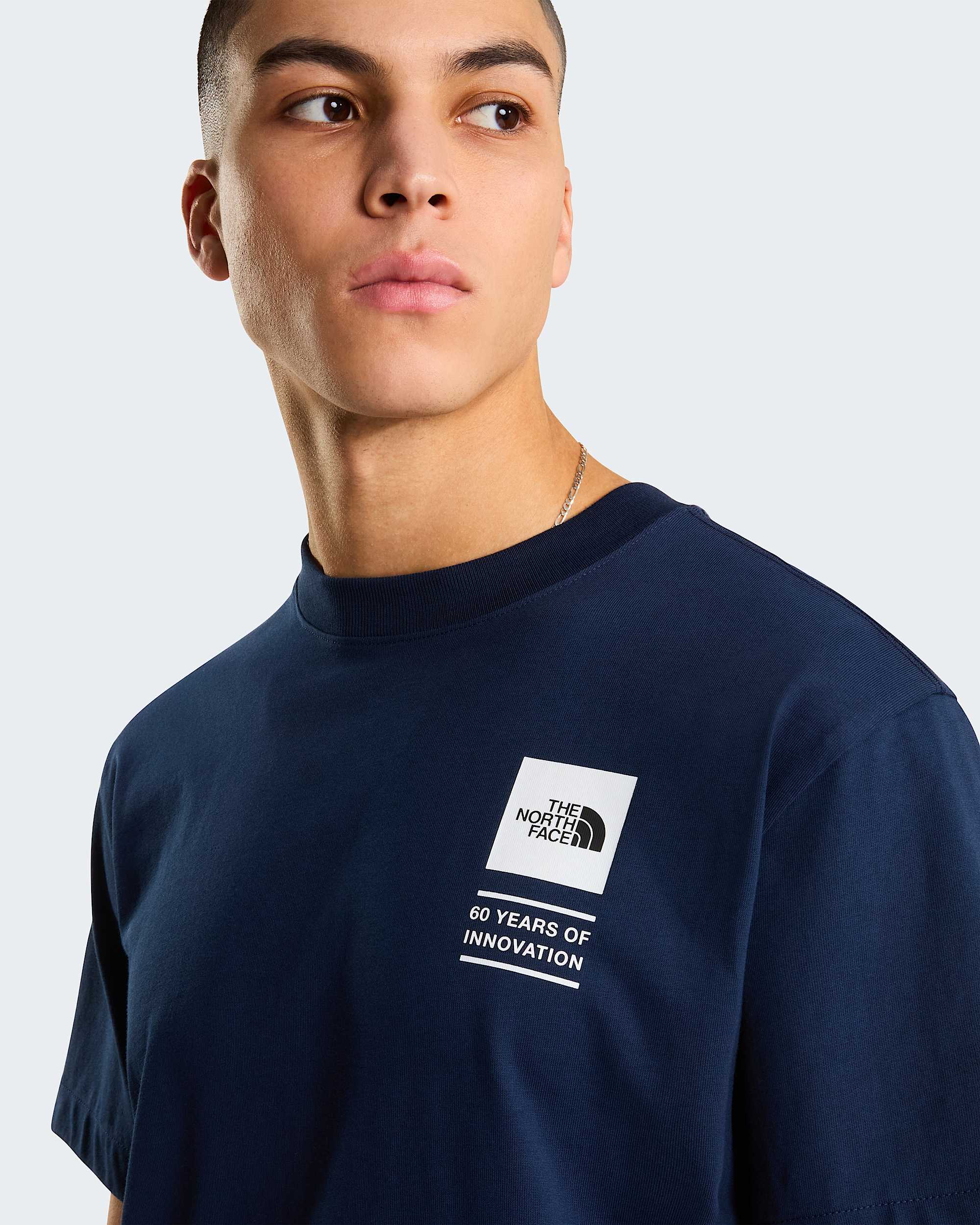 TNF Celebration Relaxed Graphic Tshirt voor heren TNF alt8