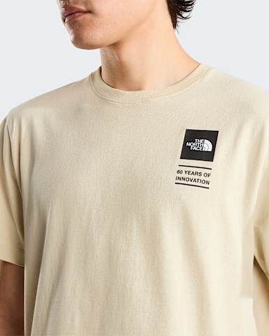 Icon Celebration Regular Graphic Tshirt voor heren TNF Desert Stone alt4