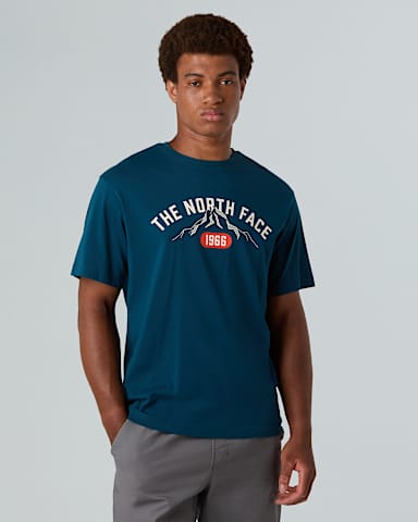 Camiseta con estampado grfico Varsity para hombre TNF Midnight Petrol ALT4
