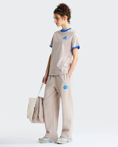 Explore Fonts Relaxed Graphic TShirt voor dames TNF Timeless Taupe ALT1