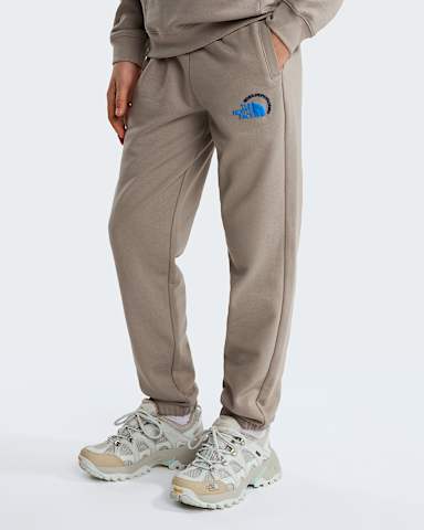 Pantalones de chndal grficos Explore Fonts Relaxed para jvenes TNF Stone Slab HERO