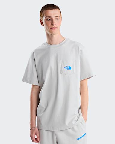 Explore Fonts Relaxed Pocket Graphic TShirt voor heren TNF Cumulus Cloud ALT1