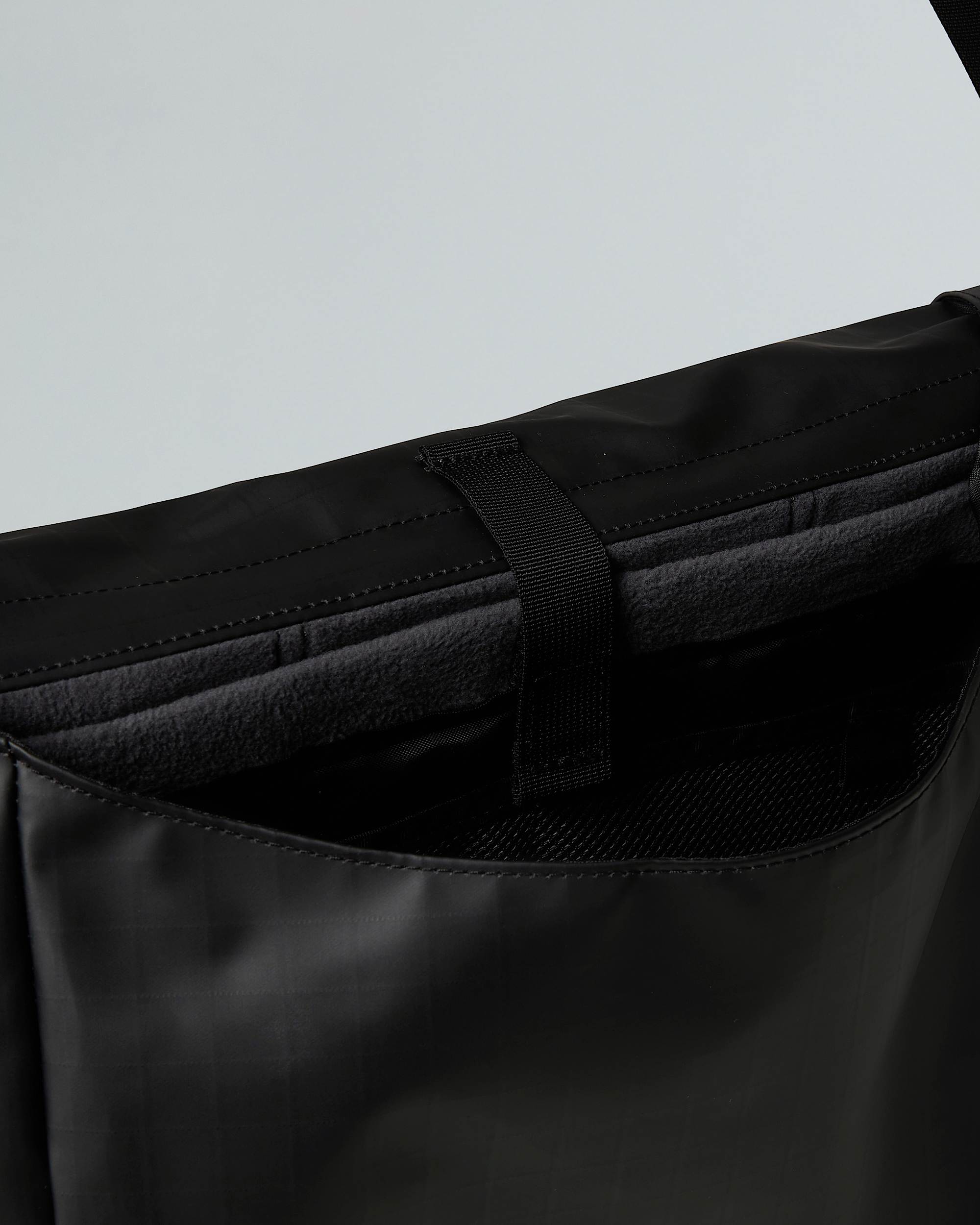 Base Camp Voyager Messenger Bag  TNF ALT4