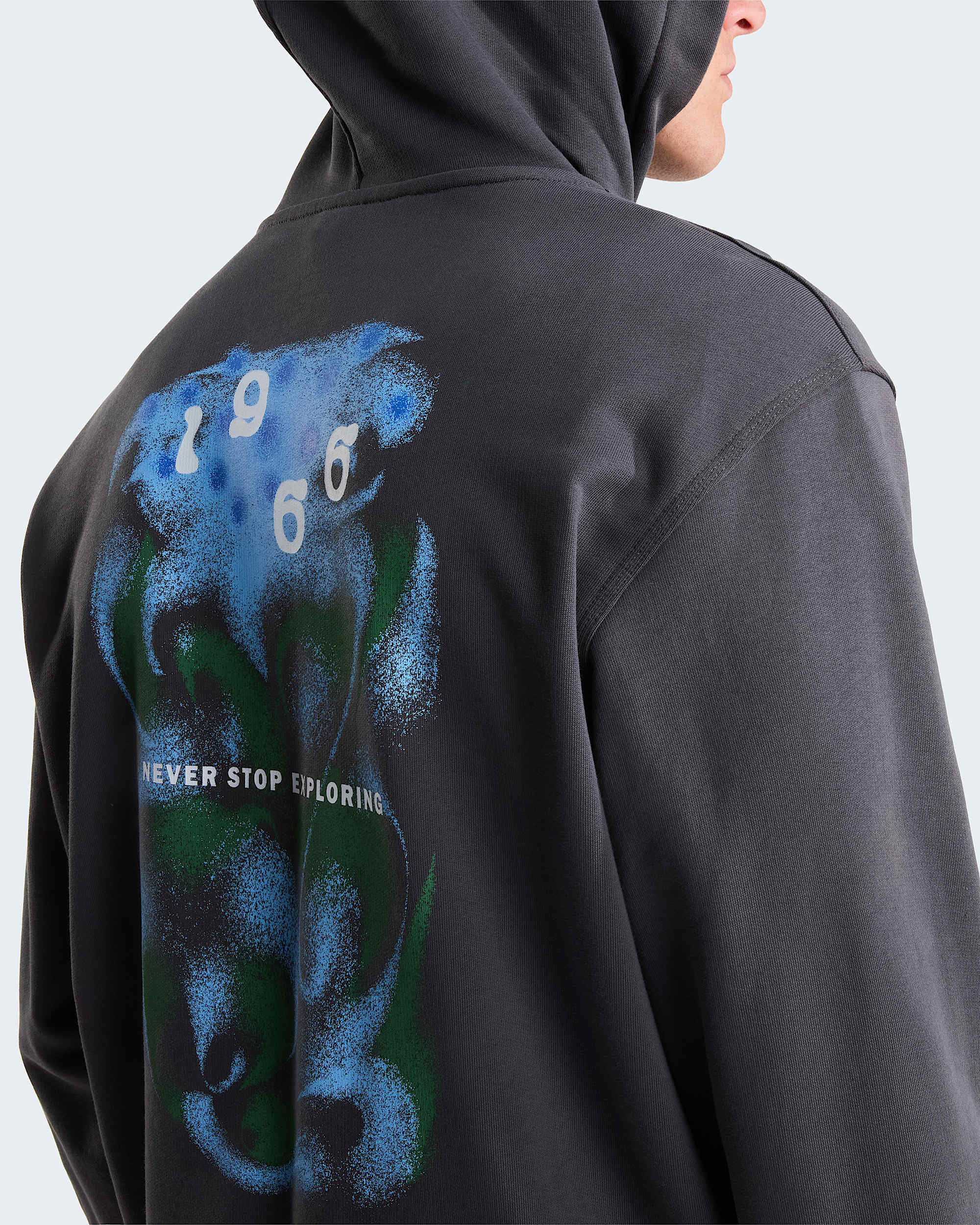 1966 Motion relaxt geschnittener Kapuzenpulli mit Grafik in Unisex TNF Anthracite Grey ALT7