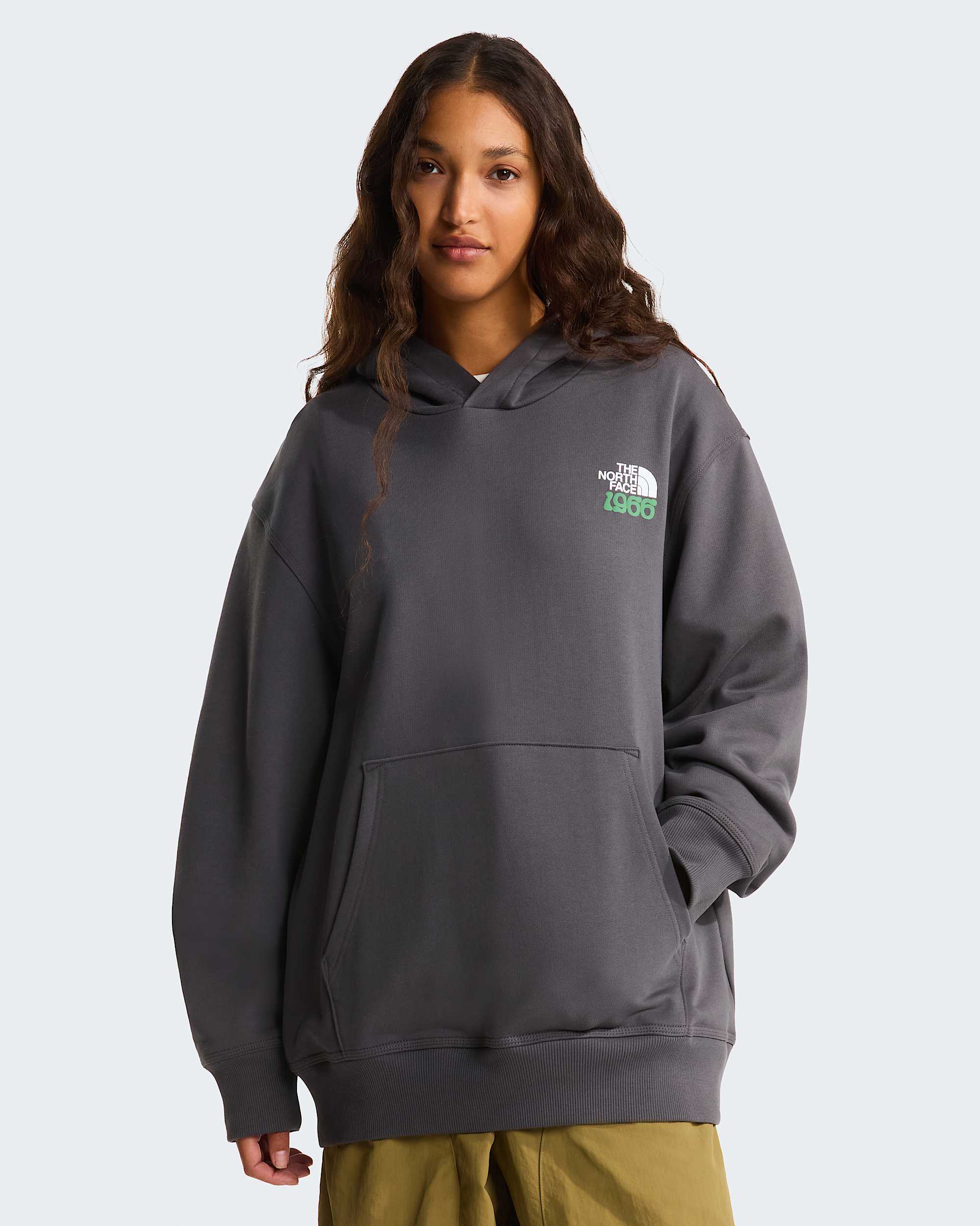 1966 Motion relaxt geschnittener Kapuzenpulli mit Grafik in Unisex TNF Anthracite Grey ALT10