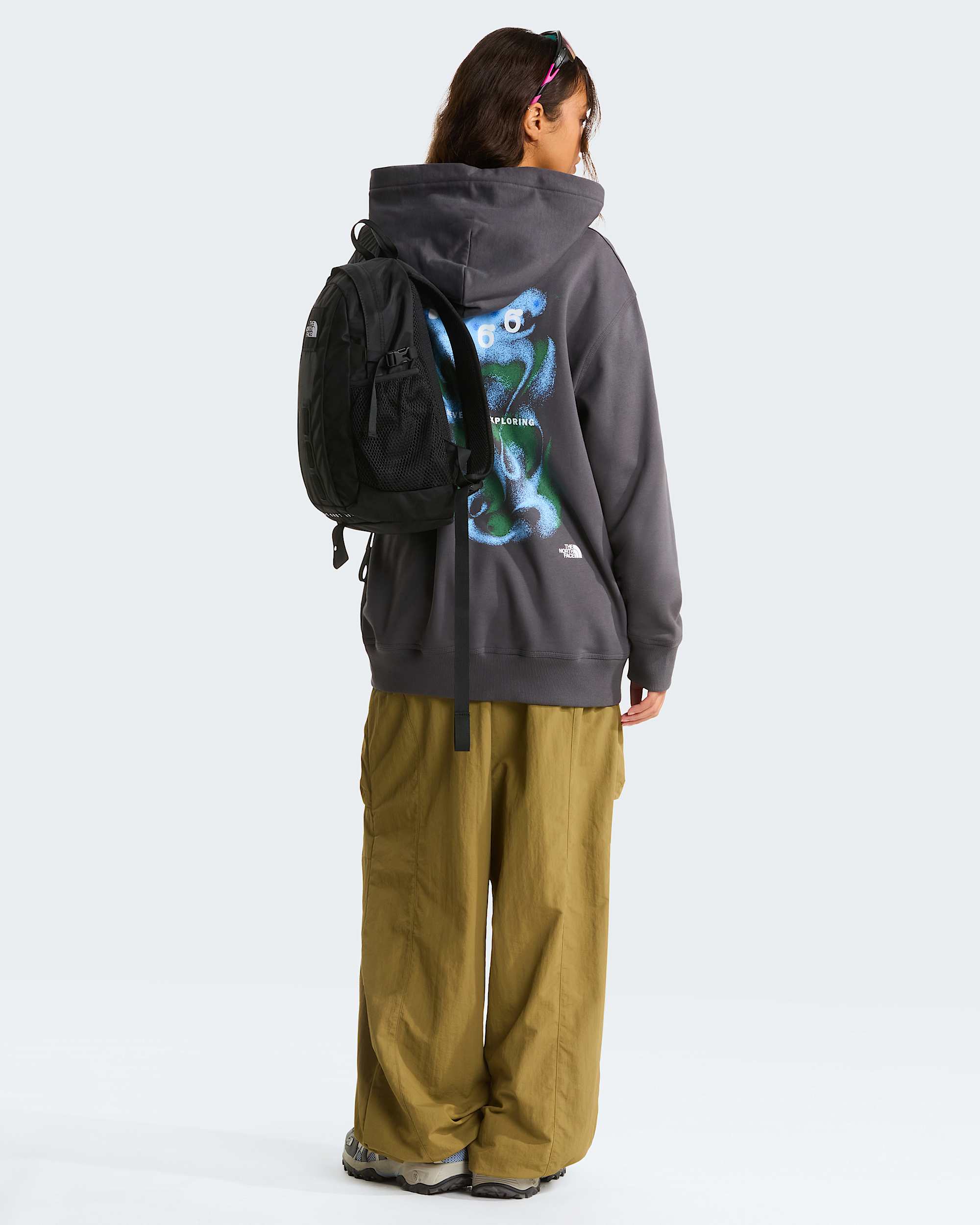 1966 Motion relaxt geschnittener Kapuzenpulli mit Grafik in Unisex TNF Anthracite Grey ALT11