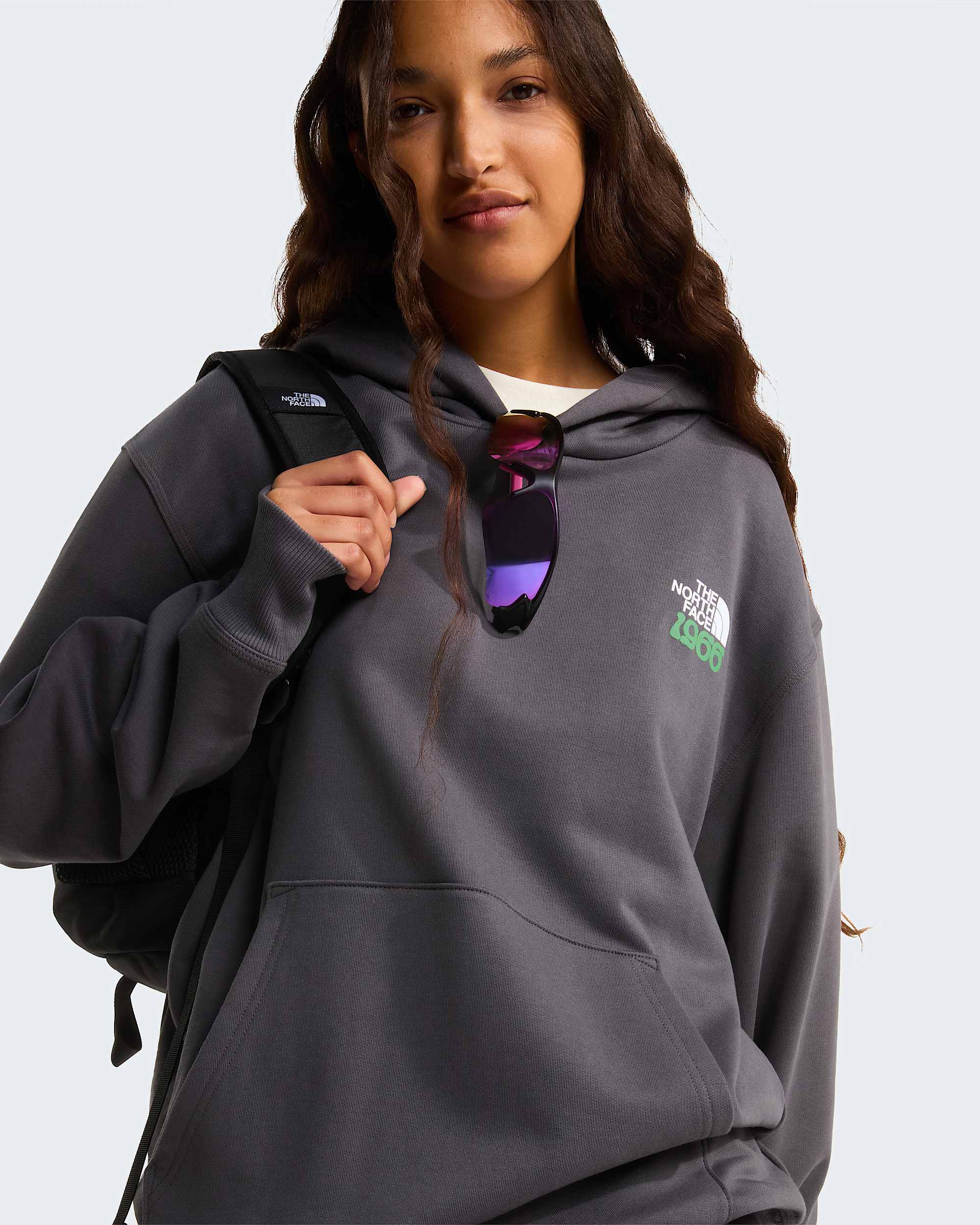 1966 Motion relaxt geschnittener Kapuzenpulli mit Grafik in Unisex TNF Anthracite Grey ALT15