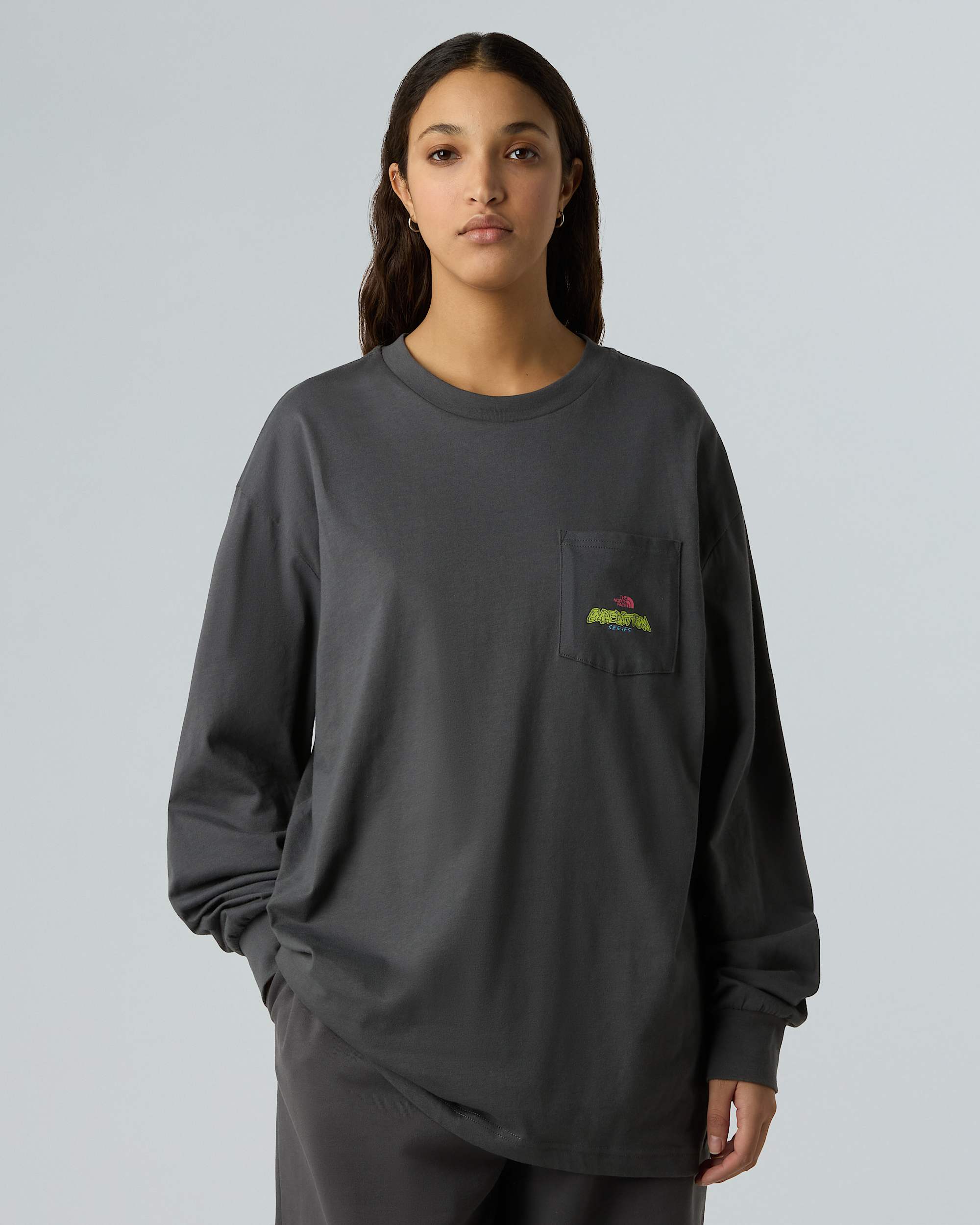 Camiseta holgada de mana larga Expedition Celebration unisex TNF ALT10