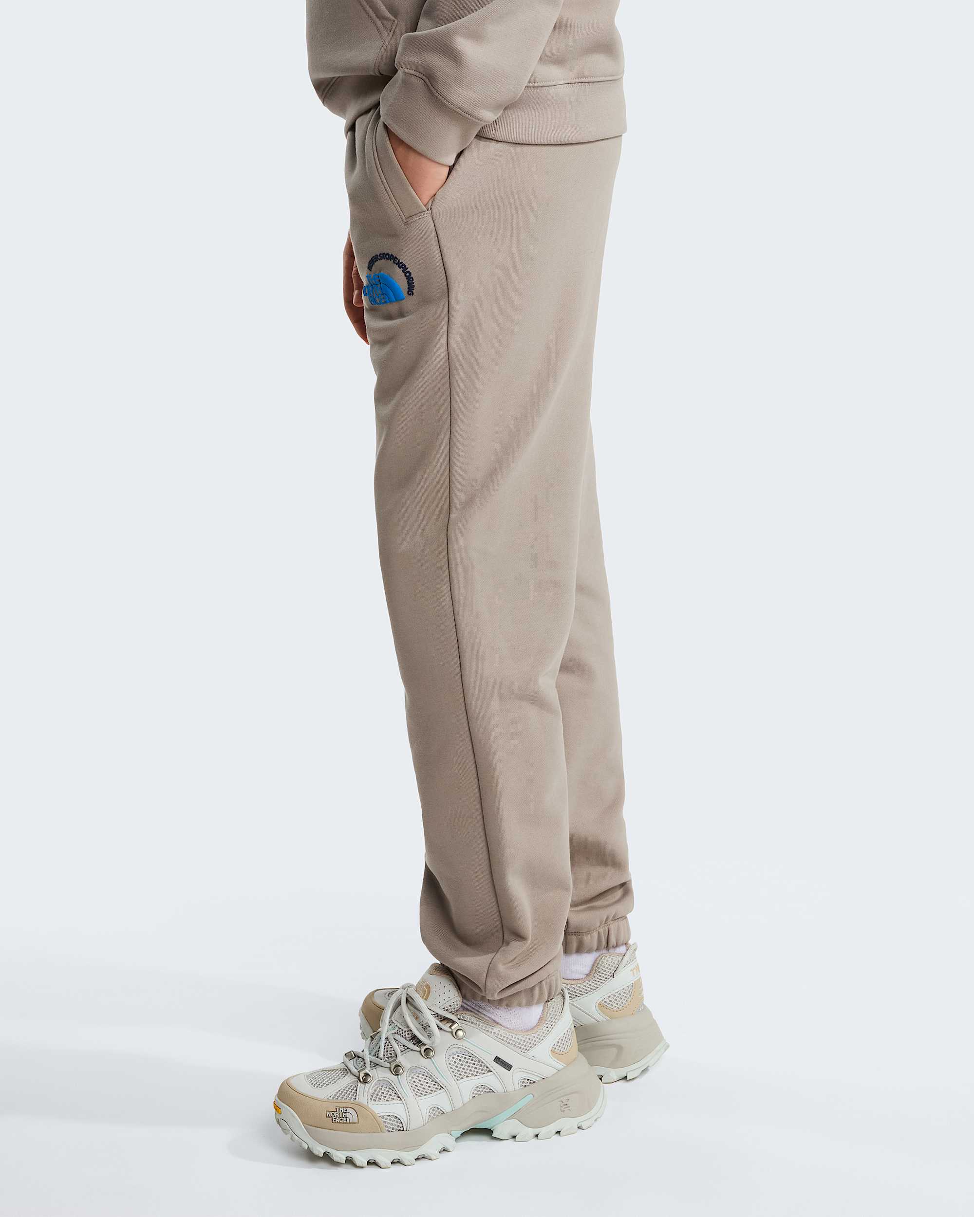 Explore Fonts Relaxed Graphic Jogginghosen fr Teenager TNF ALT2