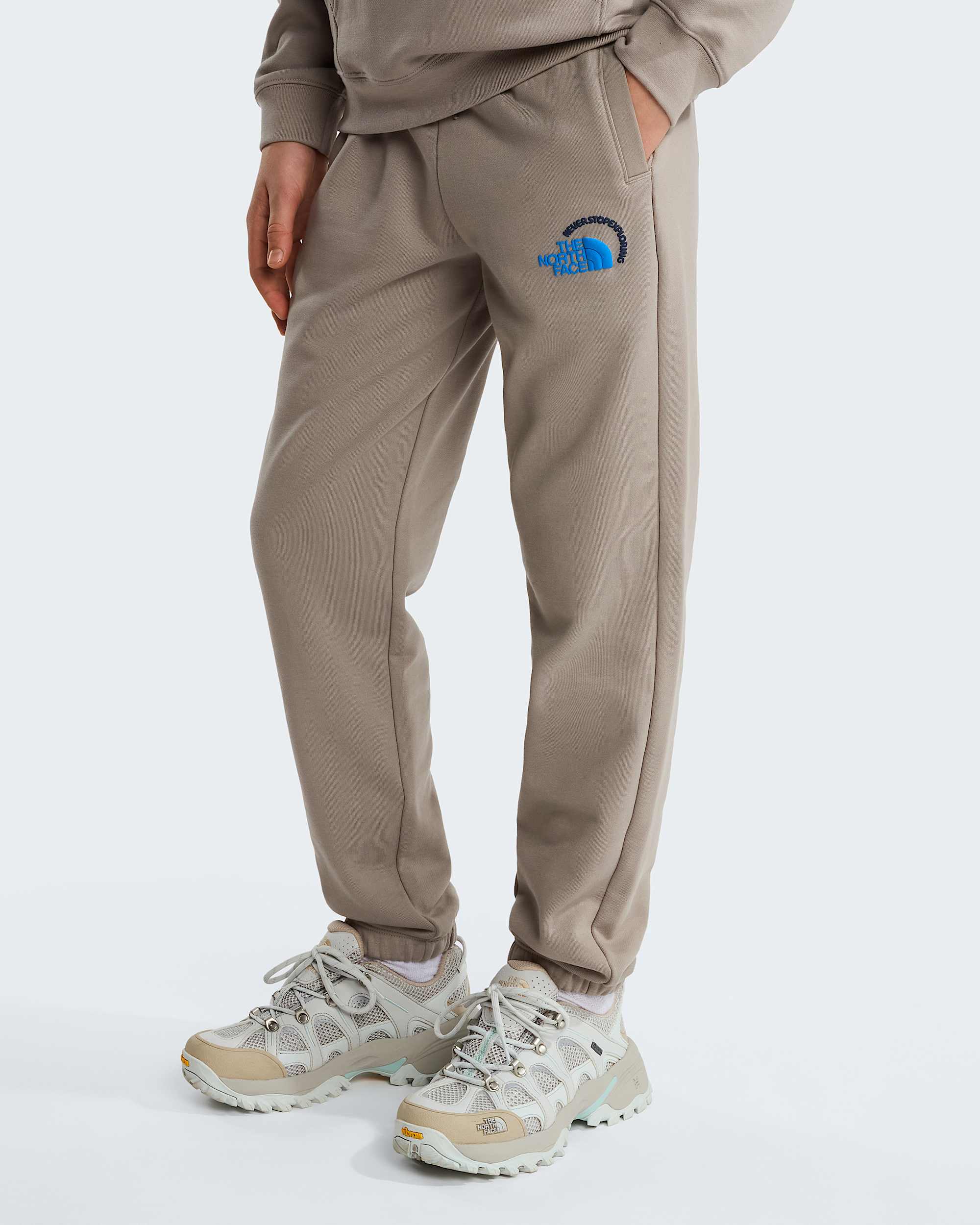 Explore Fonts Relaxed Graphic Jogginghosen fr Teenager TNF HERO