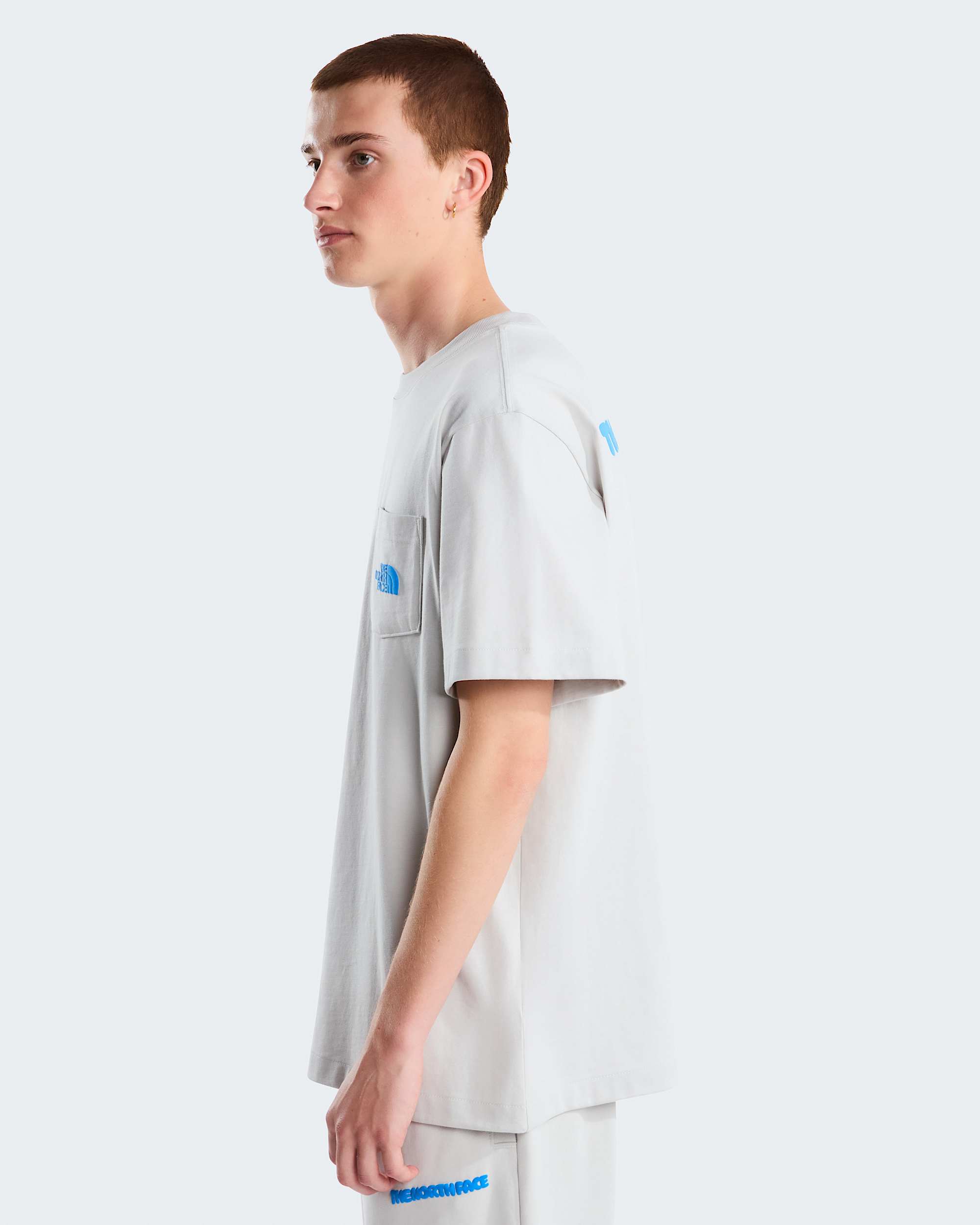 Explore Fonts Relaxed Pocket Graphic TShirt voor heren TNF ALT3