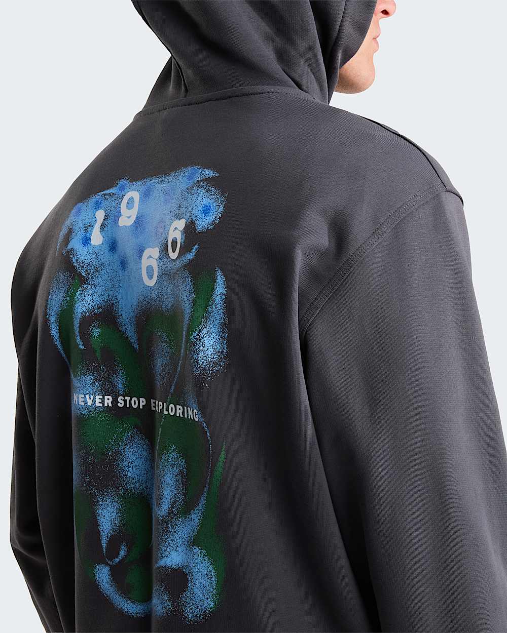 1966 Motion relaxt geschnittener Kapuzenpulli mit Grafik in Unisex TNF Anthracite Grey ALT7