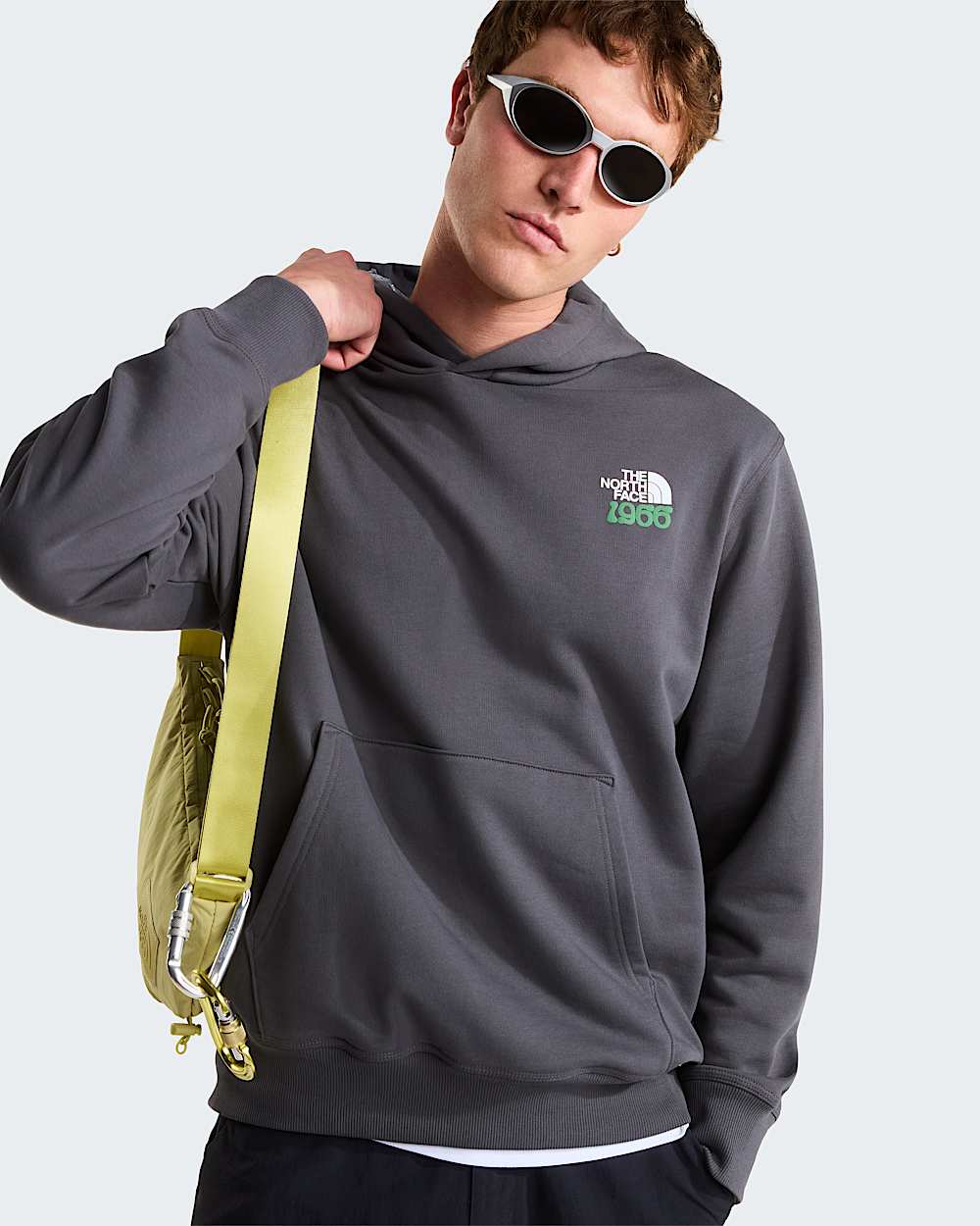 1966 Motion relaxt geschnittener Kapuzenpulli mit Grafik in Unisex TNF Anthracite Grey ALT9