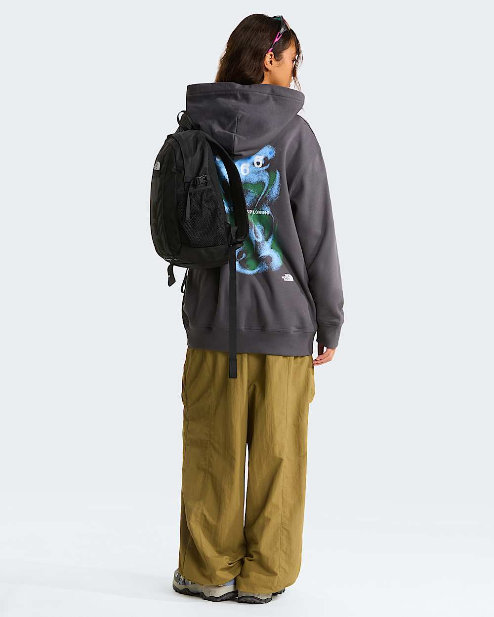 1966 Motion relaxt geschnittener Kapuzenpulli mit Grafik in Unisex TNF Anthracite Grey ALT11