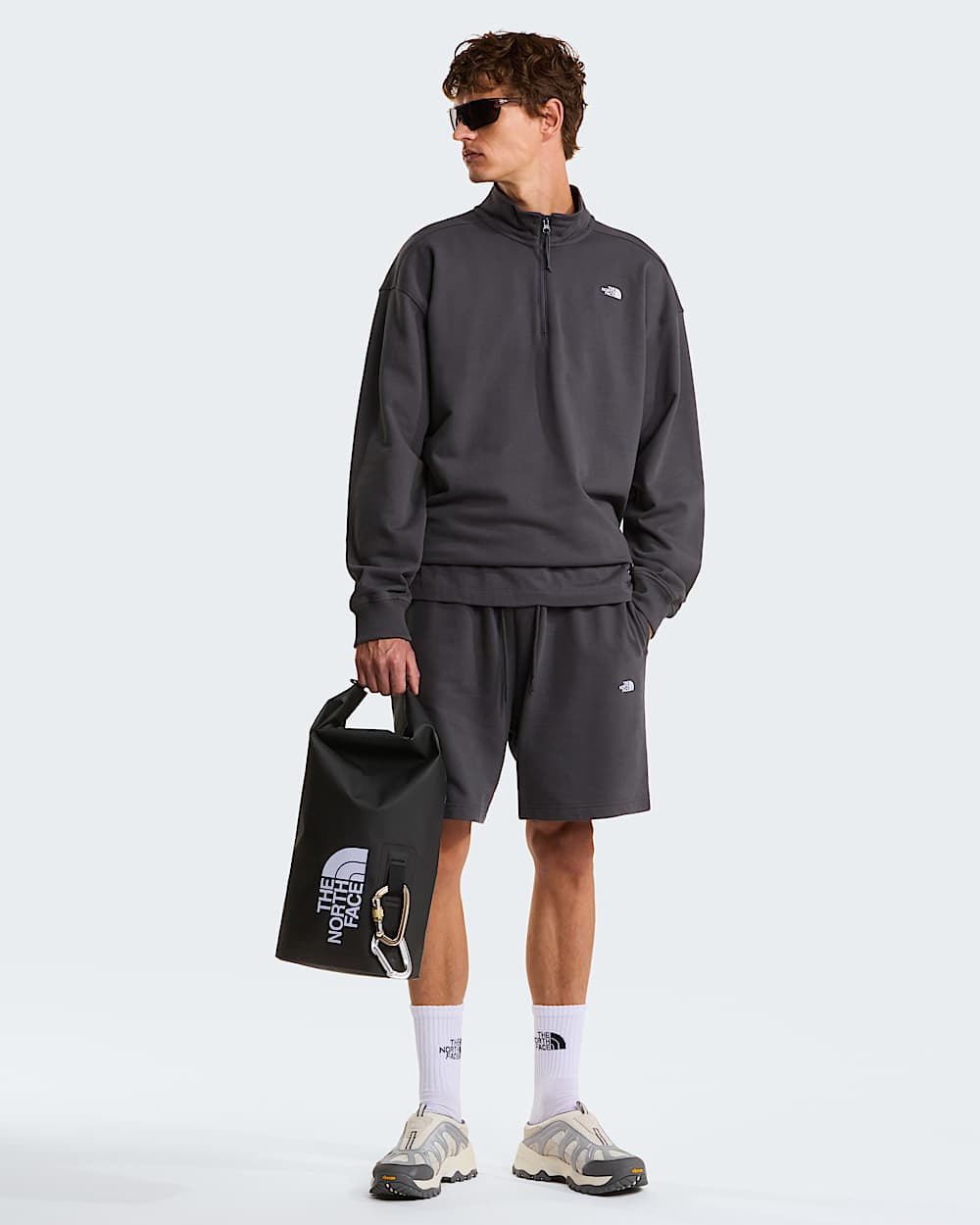 Essential leicht  relaxt geschnittenes Sweatshirt mit 14langem RV in Unisex TNF Anthracite Grey ALT3
