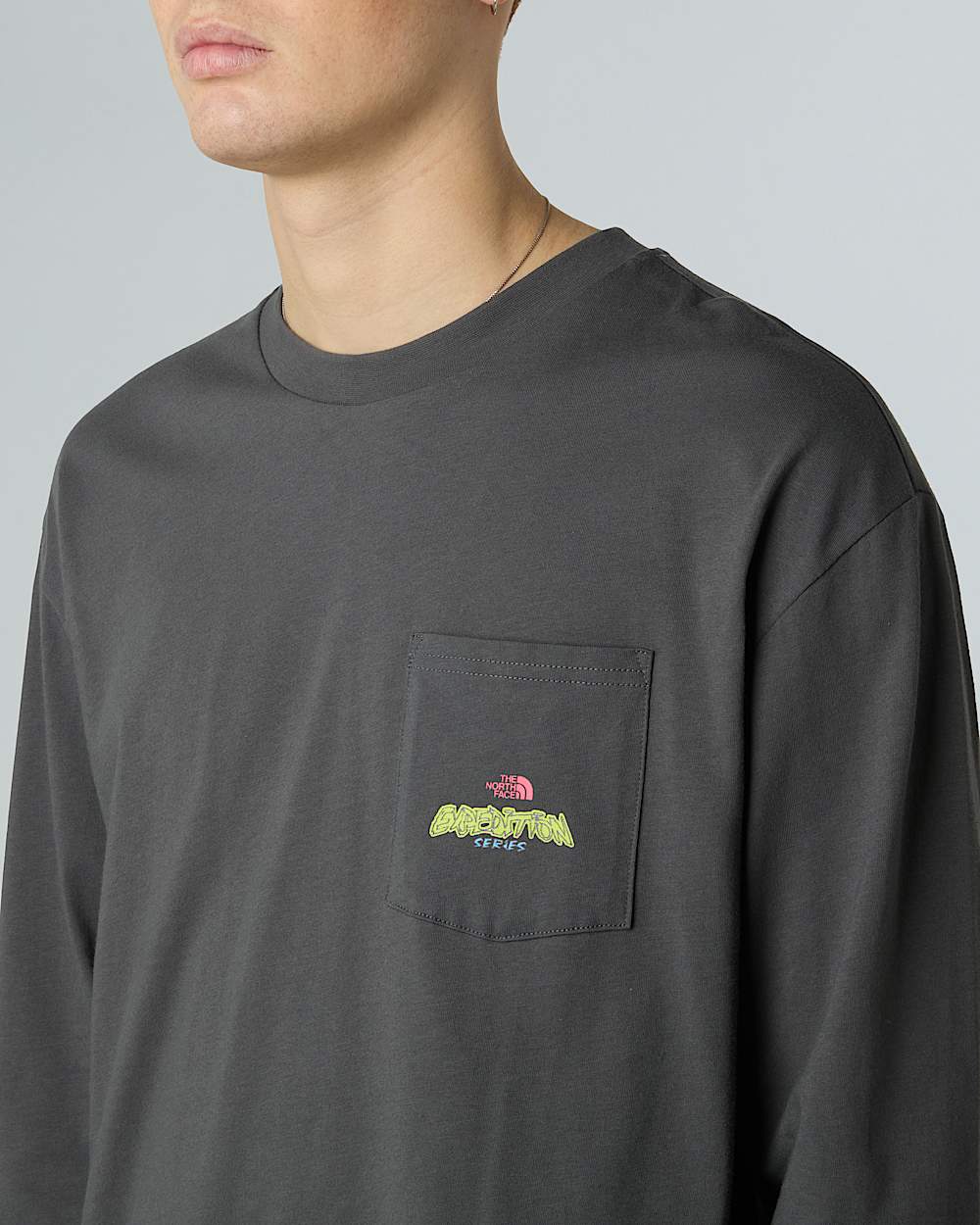 Camiseta holgada de mana larga Expedition Celebration unisex TNF ALT8