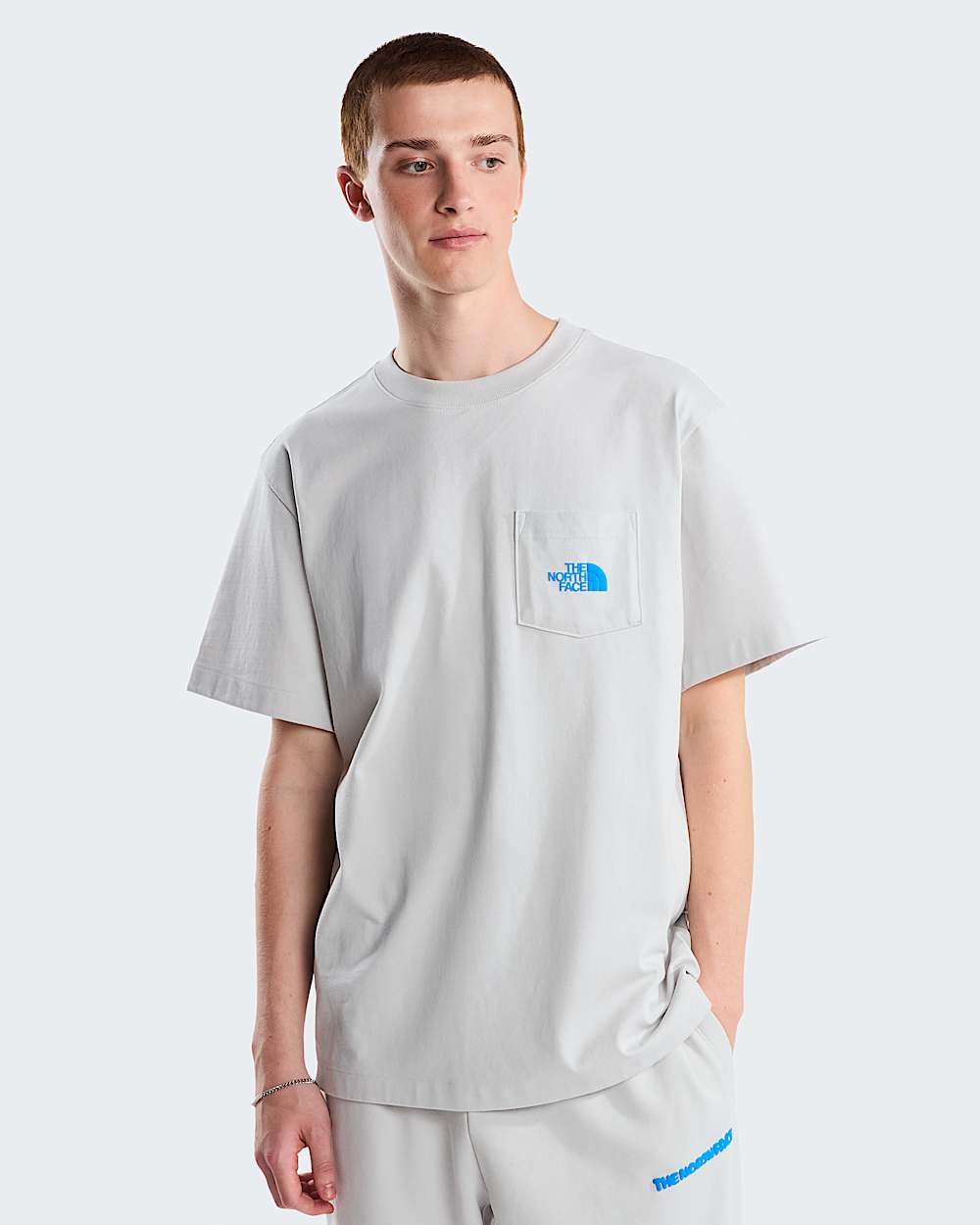 Explore Fonts Relaxed Pocket Graphic TShirt voor heren TNF ALT1