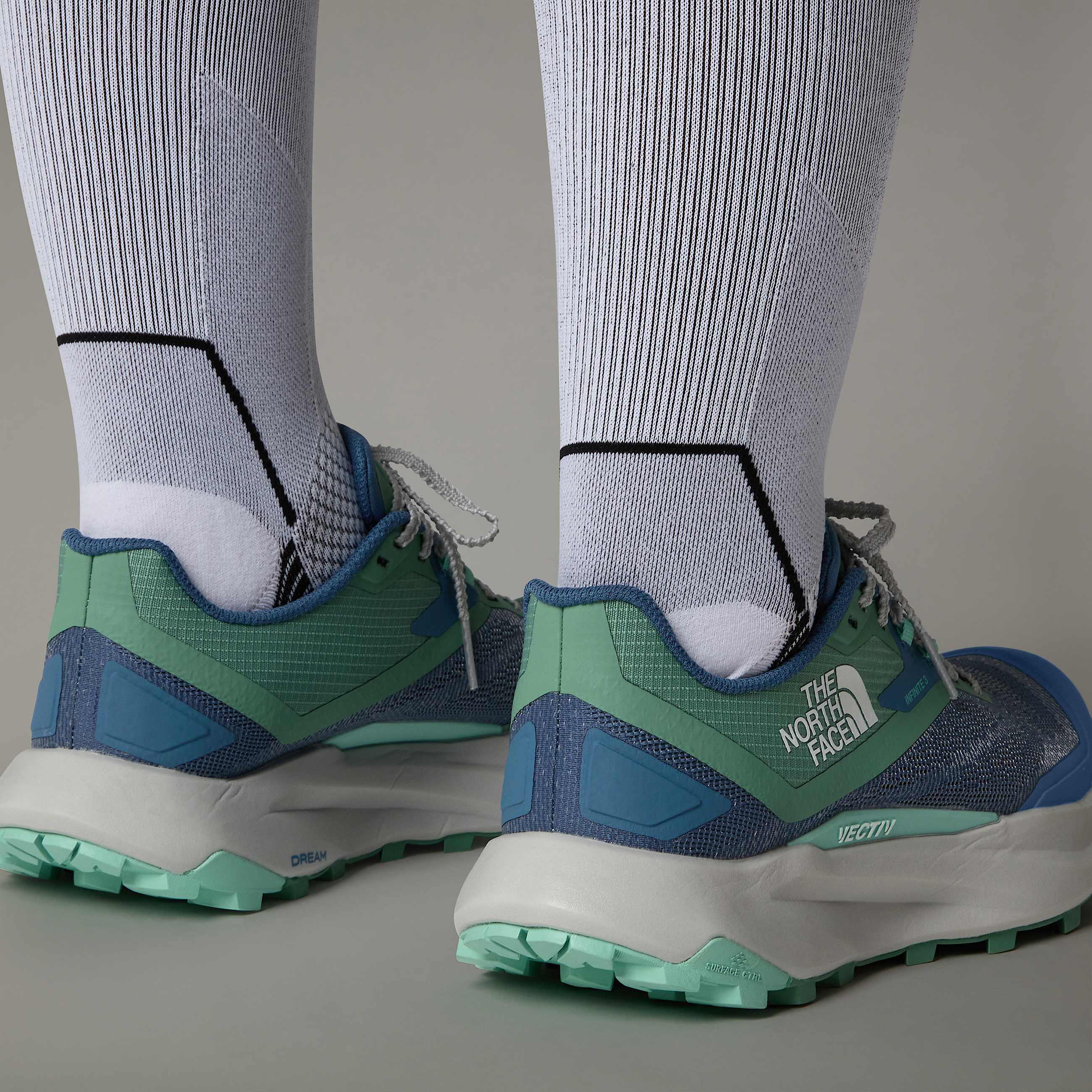 Tnis de corrida em trilho VECTIV Infinite 3 para mulher TNF ALT2