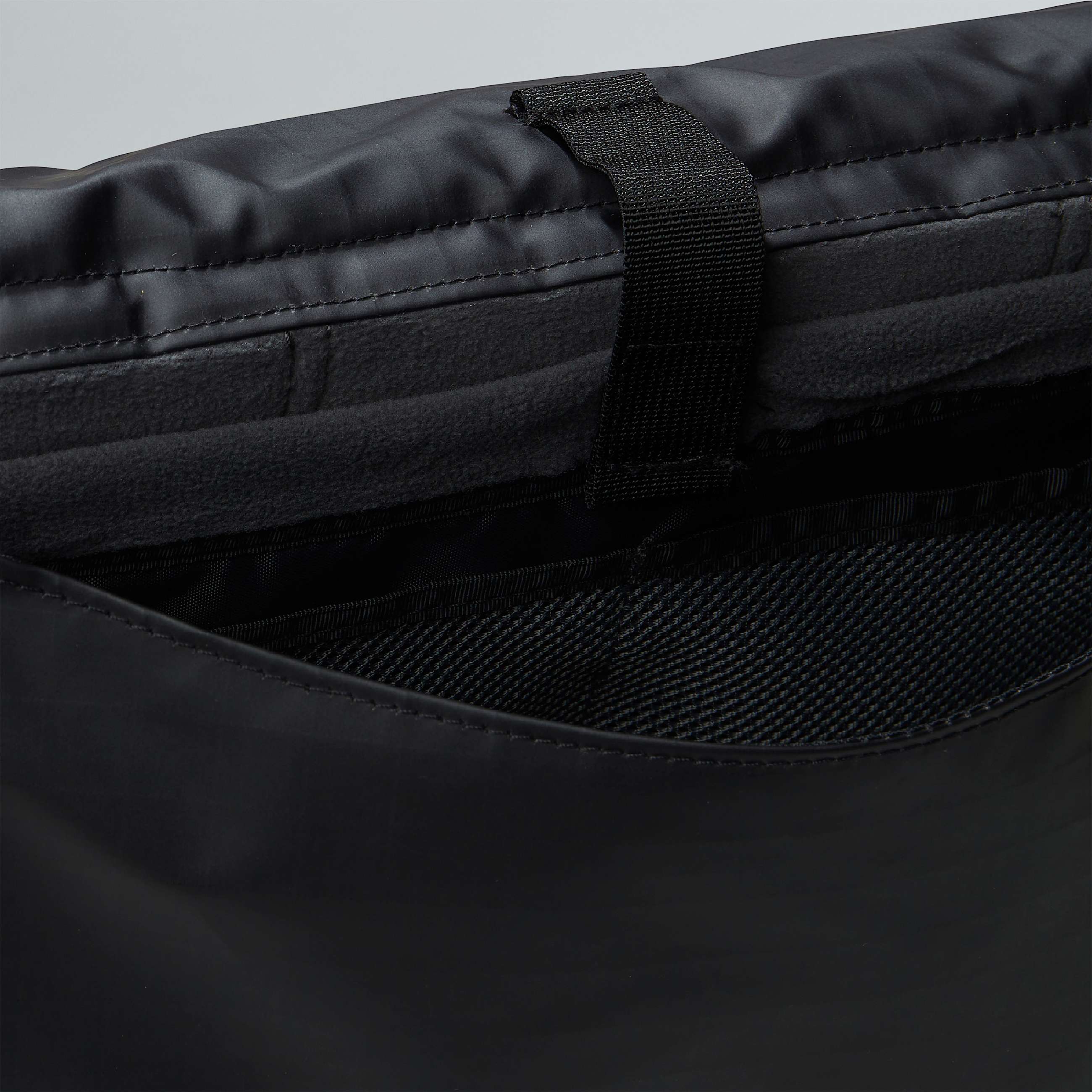 Base Camp Voyager Messenger Bag  TNF ALT4