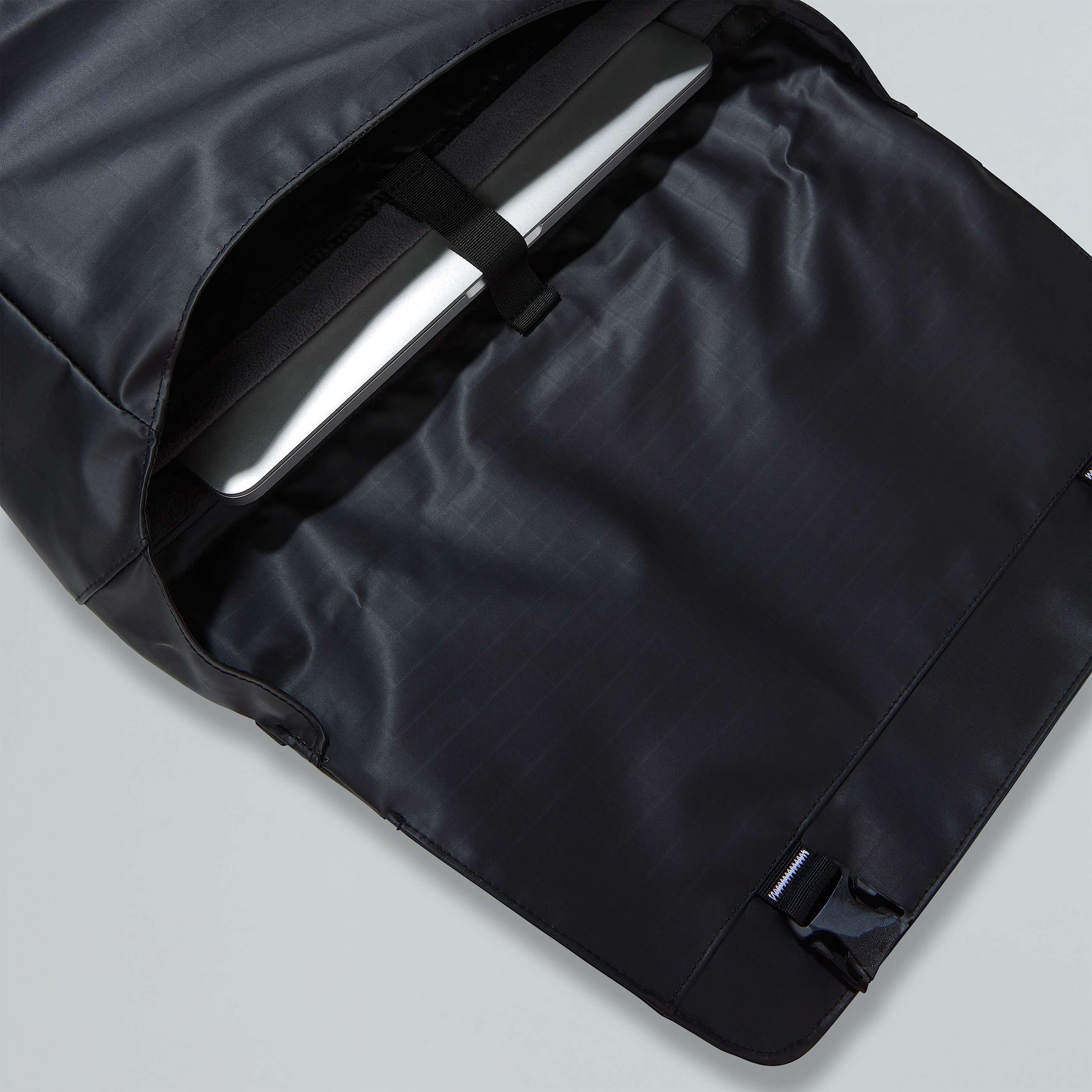 Base Camp Voyager Messenger Bag  TNF ALT5