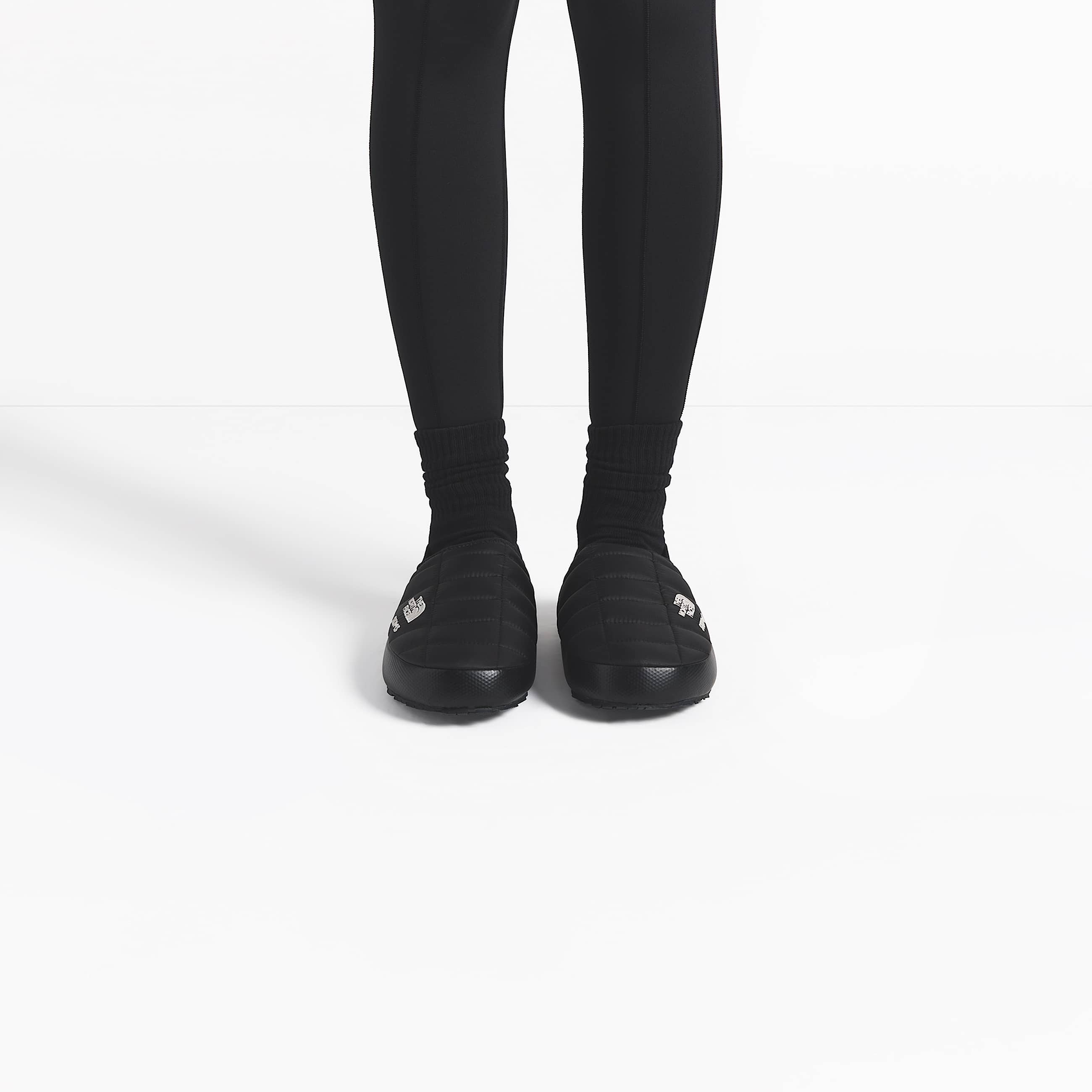 Mules ThermoBall Traction V The North Face X SKIMS TNF ALT1