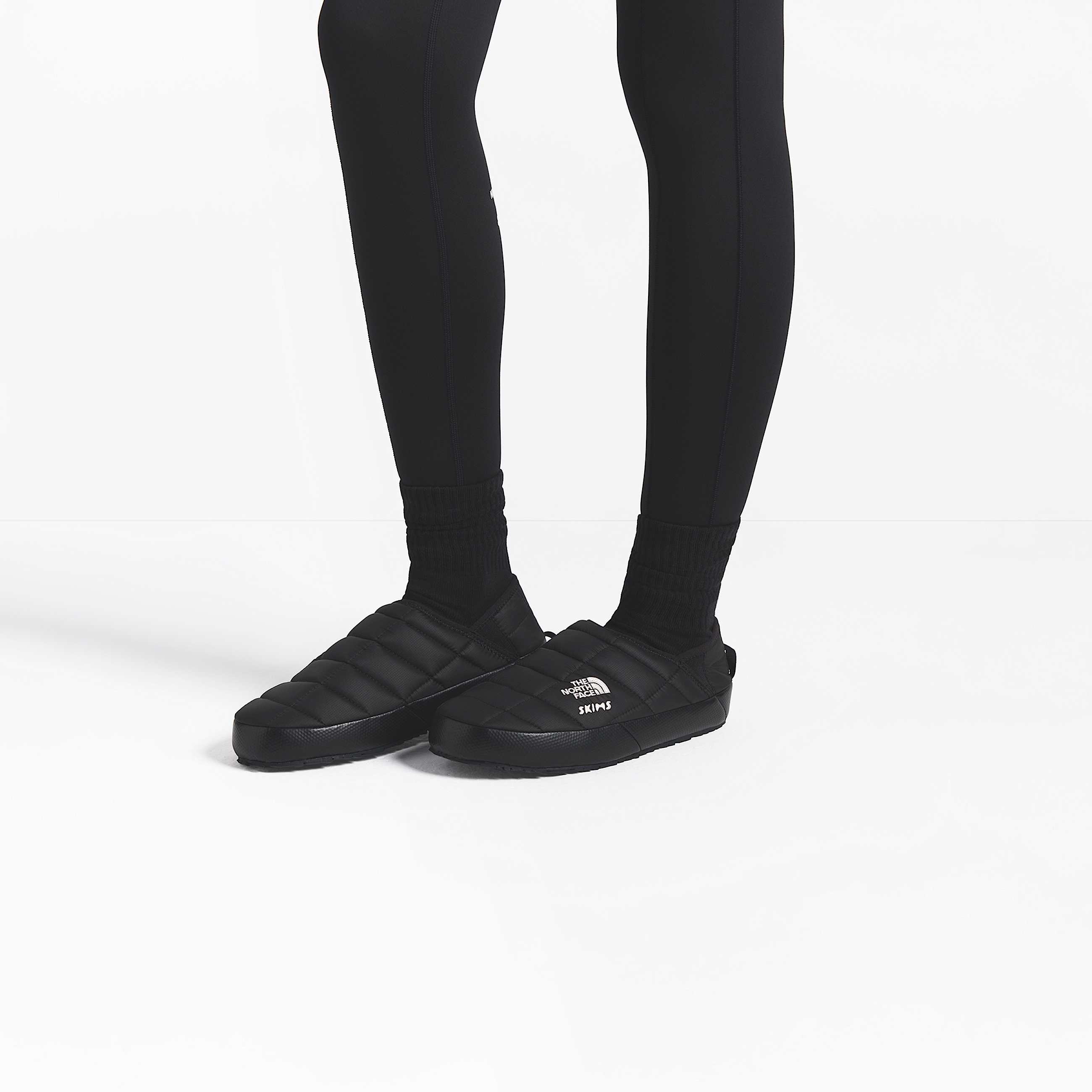 Mules ThermoBall Traction V The North Face X SKIMS TNF HERO