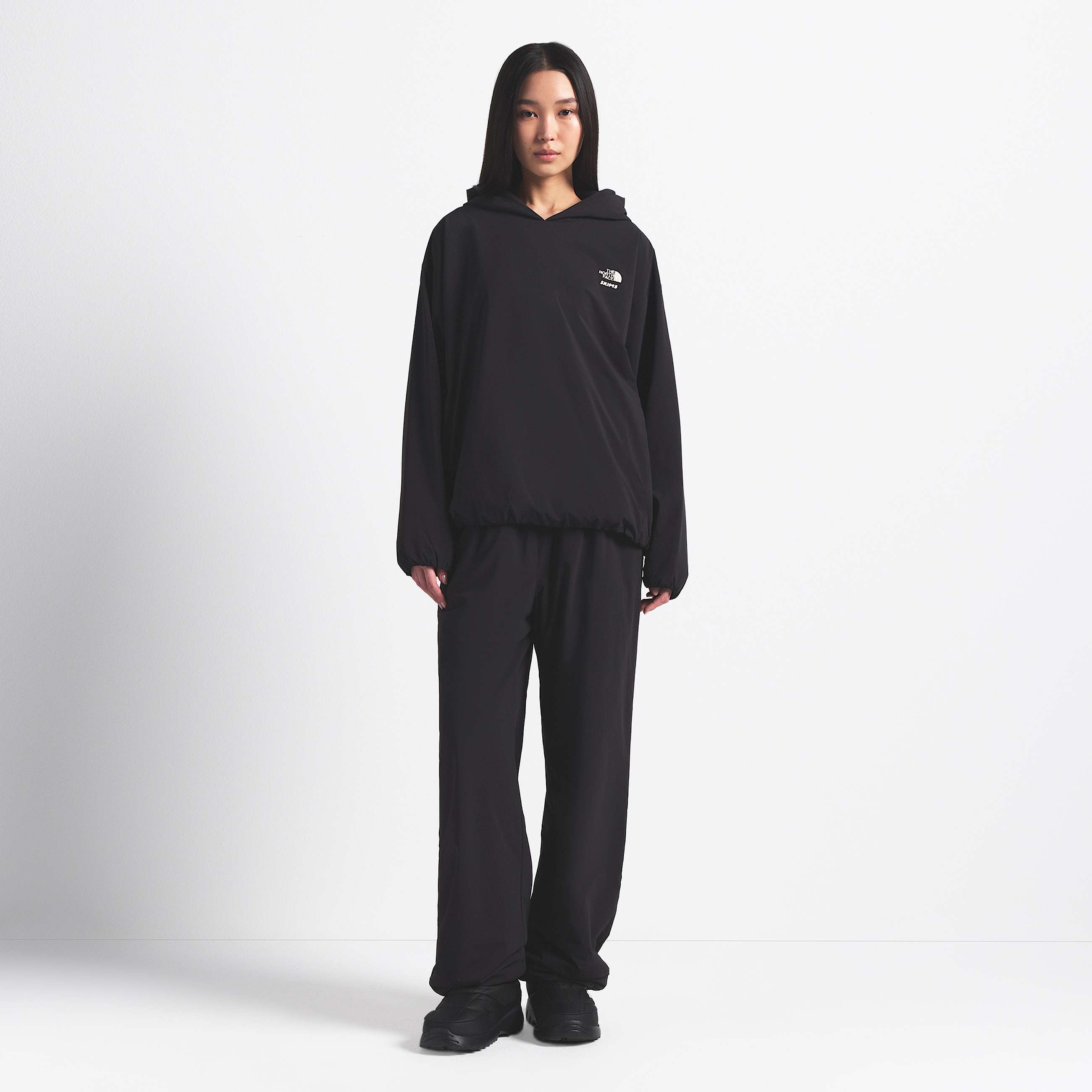 Sweat  capuche Ventrix pour femme The North Face X SKIMS TNF SK Onyx ALT1