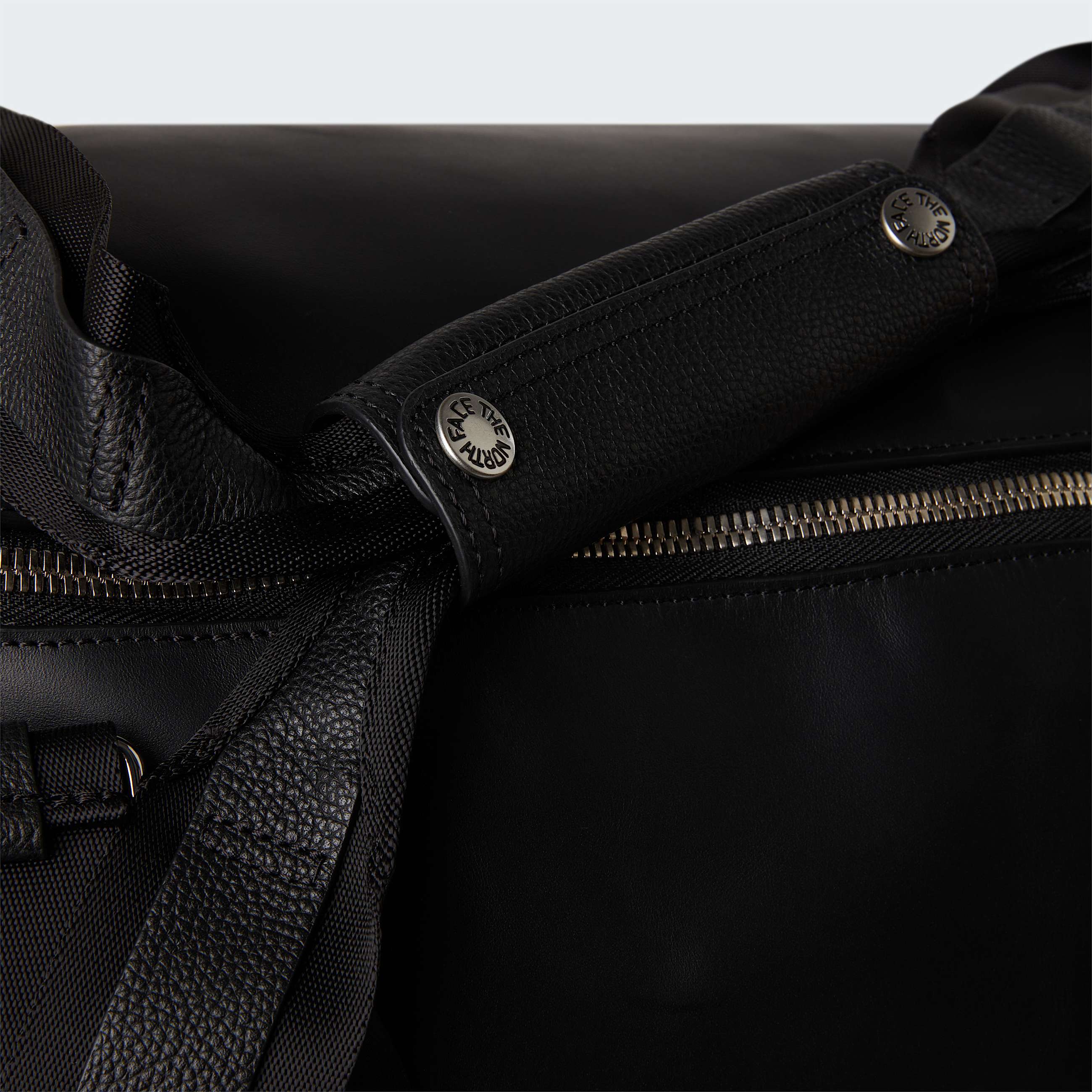 Base Camp Leather Duffel  Specialutgva TNF ALT6