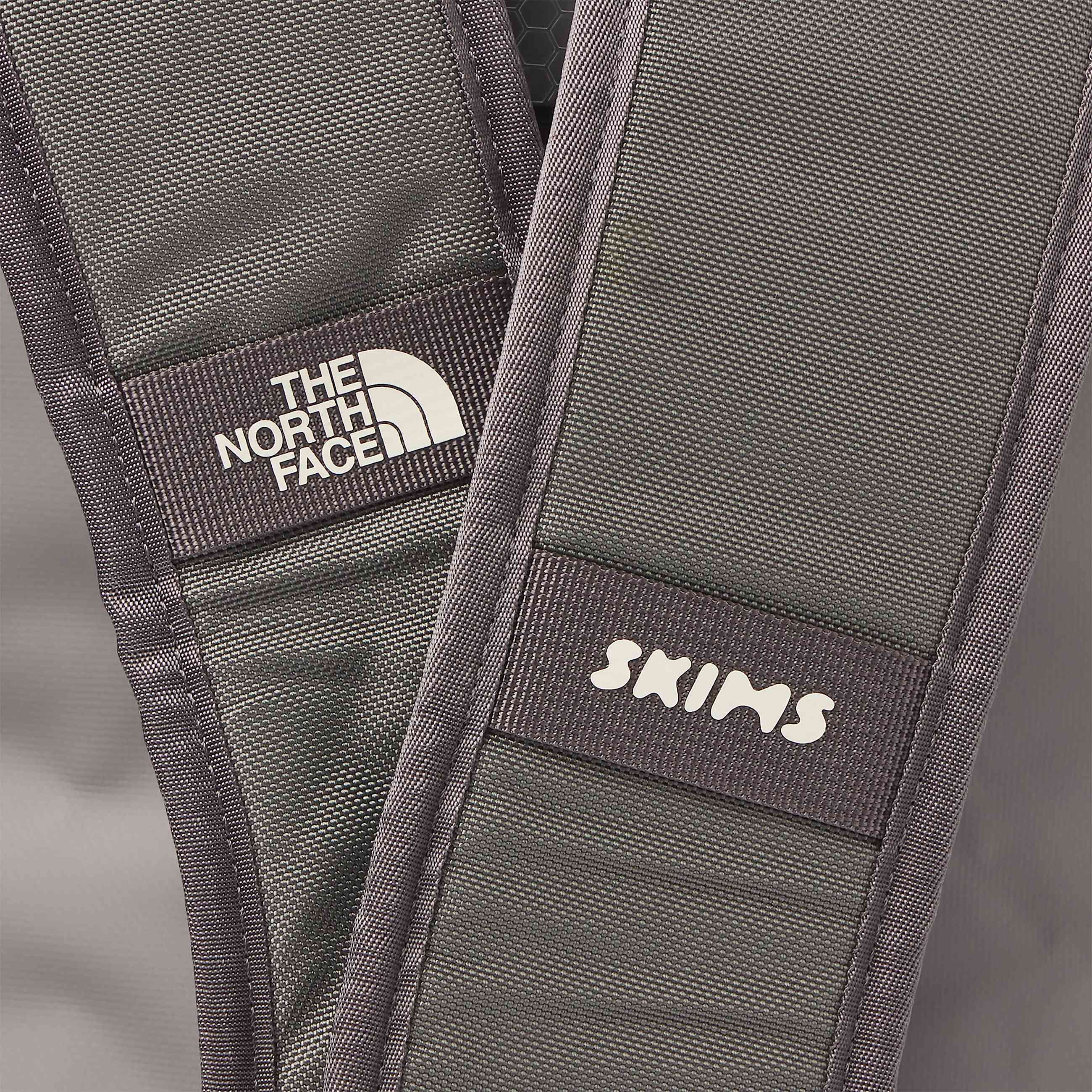 The North Face X SKIMS Base Camp Duffel  S TNF SK Gunmetal ALT23