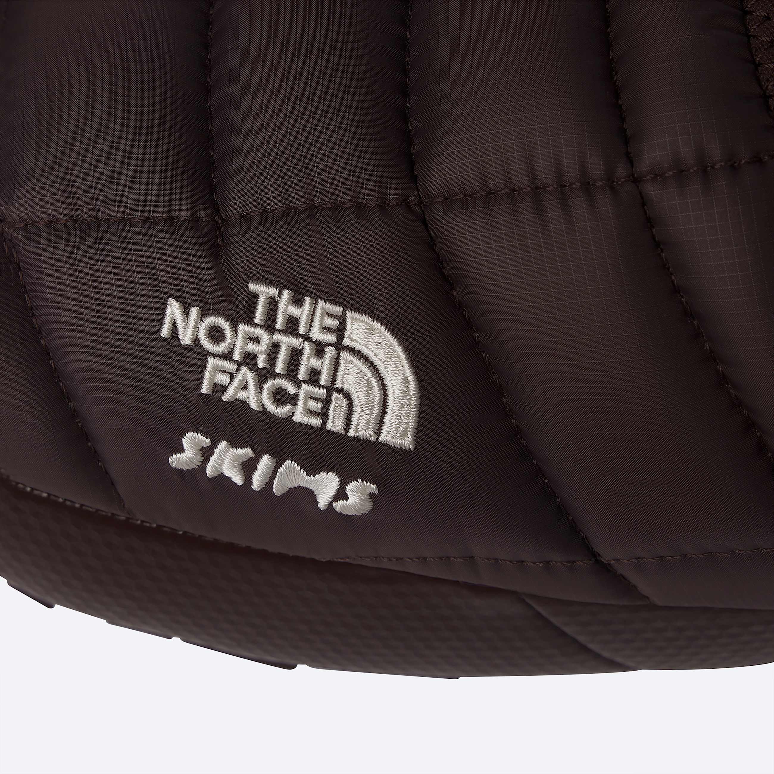 Chaussons ThermoBall Traction V The North Face X SKIMS TNF SK Phoenix ALT24