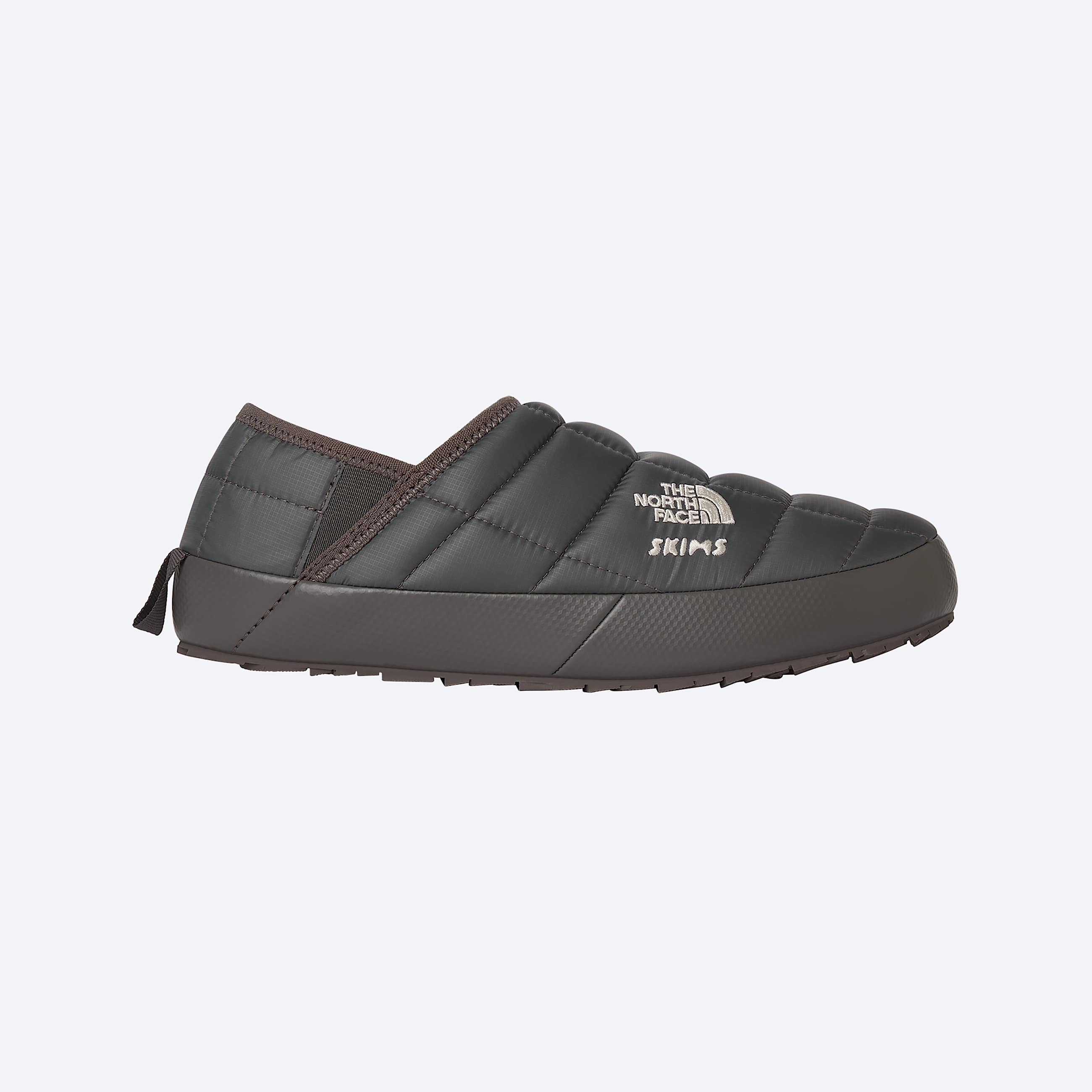 The North Face X SKIMS ThermoBall Traction Vpantoffels TNF SK GunmetalSK Gunmetal ALT20