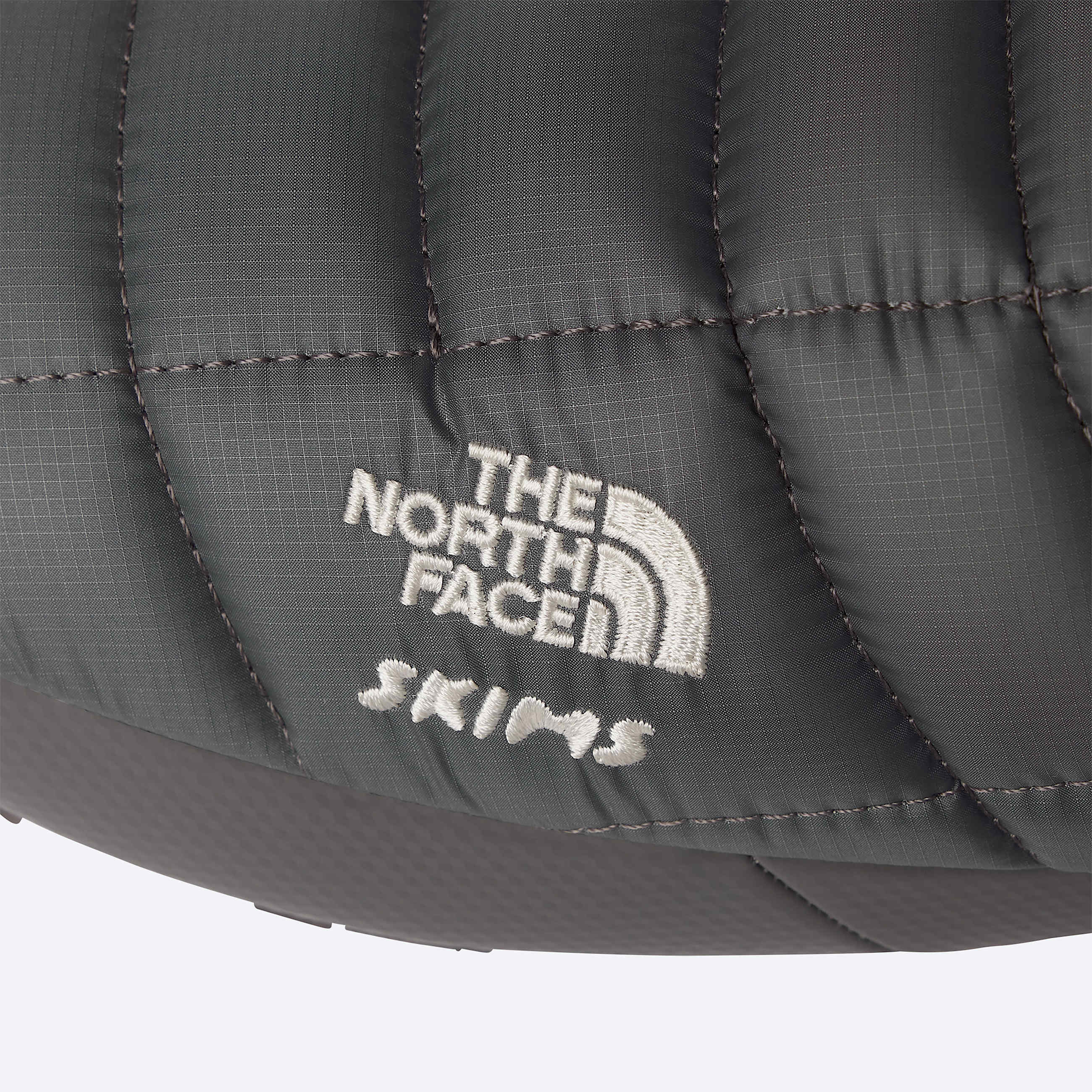 The North Face X SKIMS ThermoBall Traction Vpantoffels TNF SK GunmetalSK Gunmetal ALT24