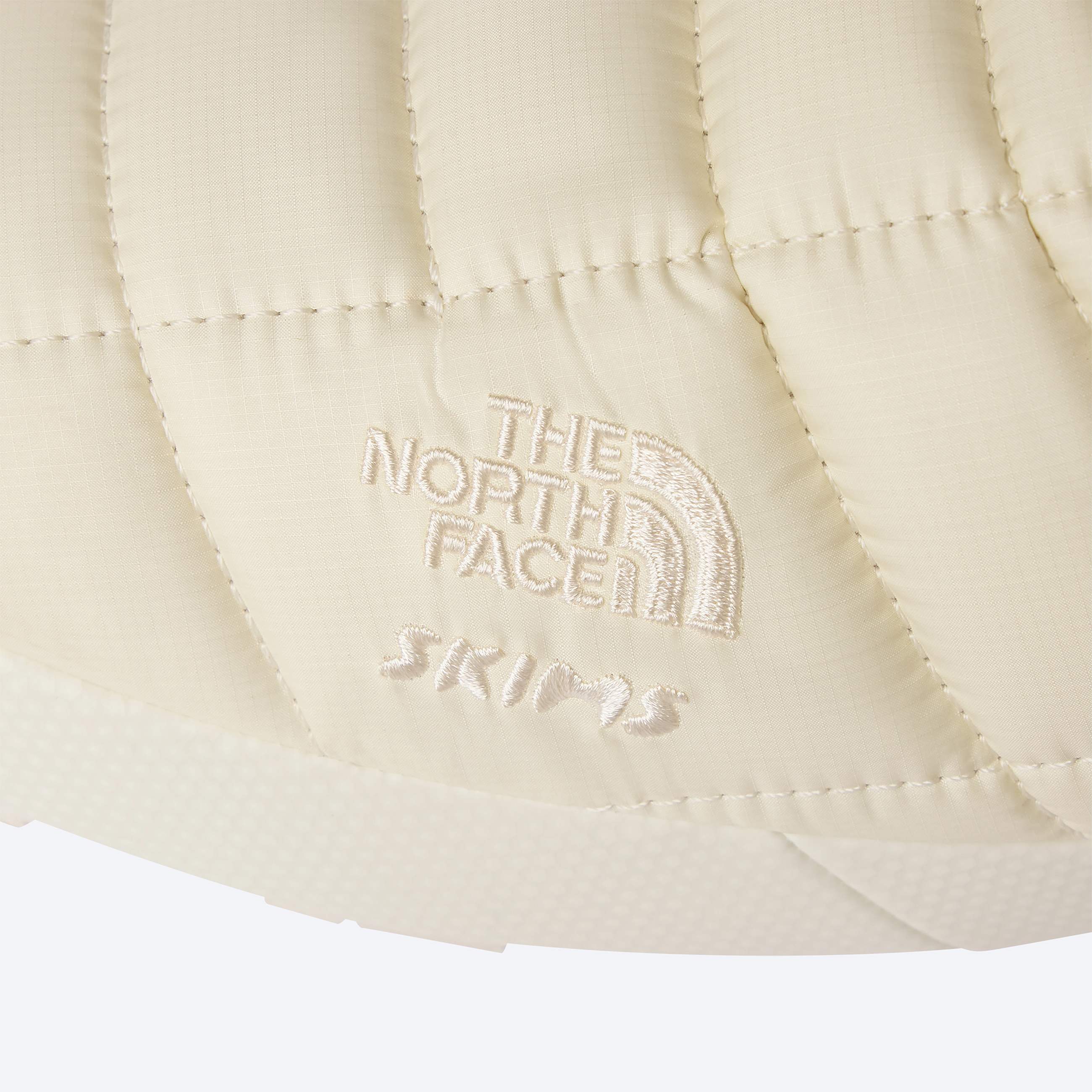 The North Face X SKIMS ThermoBall Traction Vpantoffels TNF SK Bone ALT24