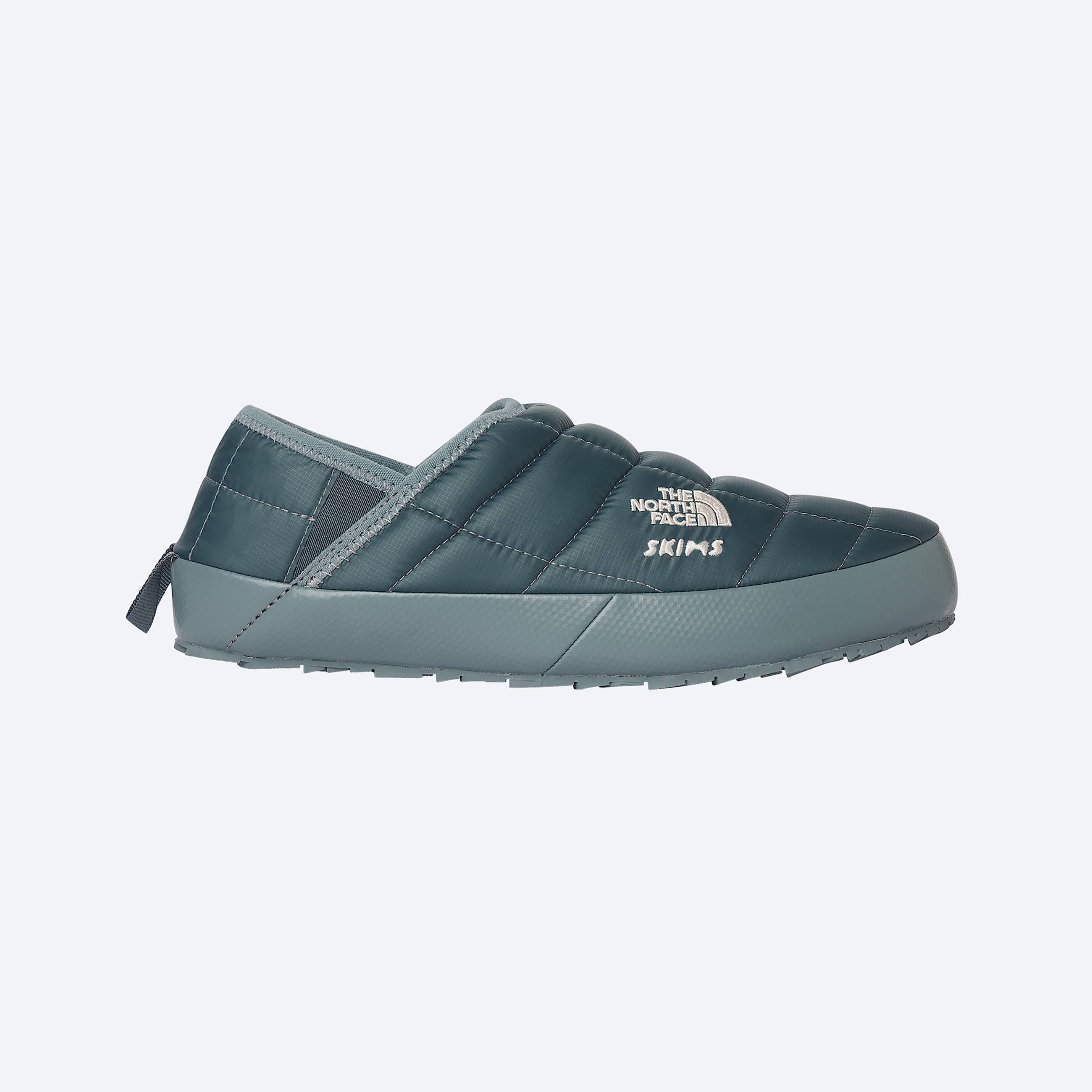 The North Face X SKIMS ThermoBall Traction Vpantoffels TNF SK Kyanite ALT20
