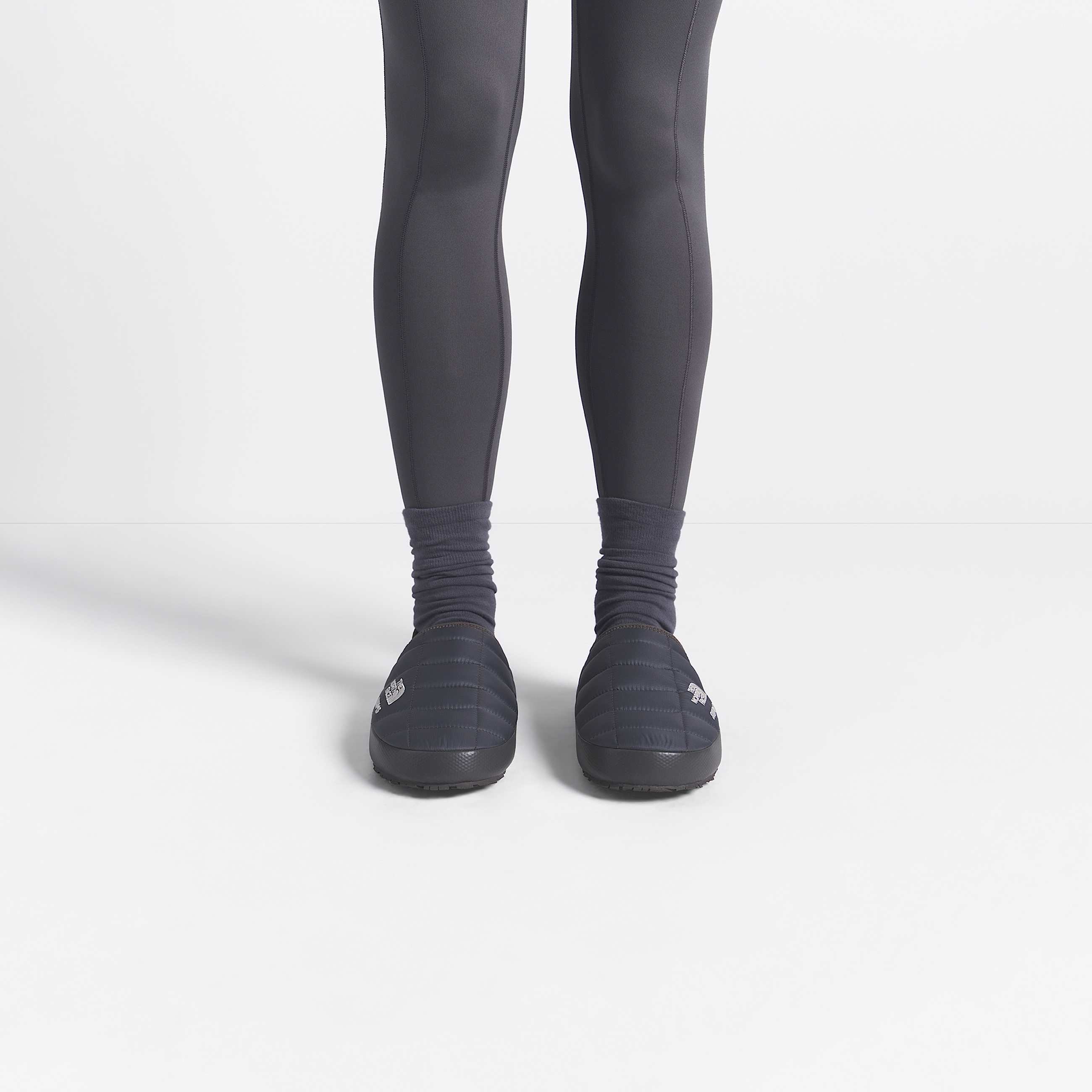 The North Face X SKIMS ThermoBall Traction Vpantoffels TNF SK GunmetalSK Gunmetal ALT1