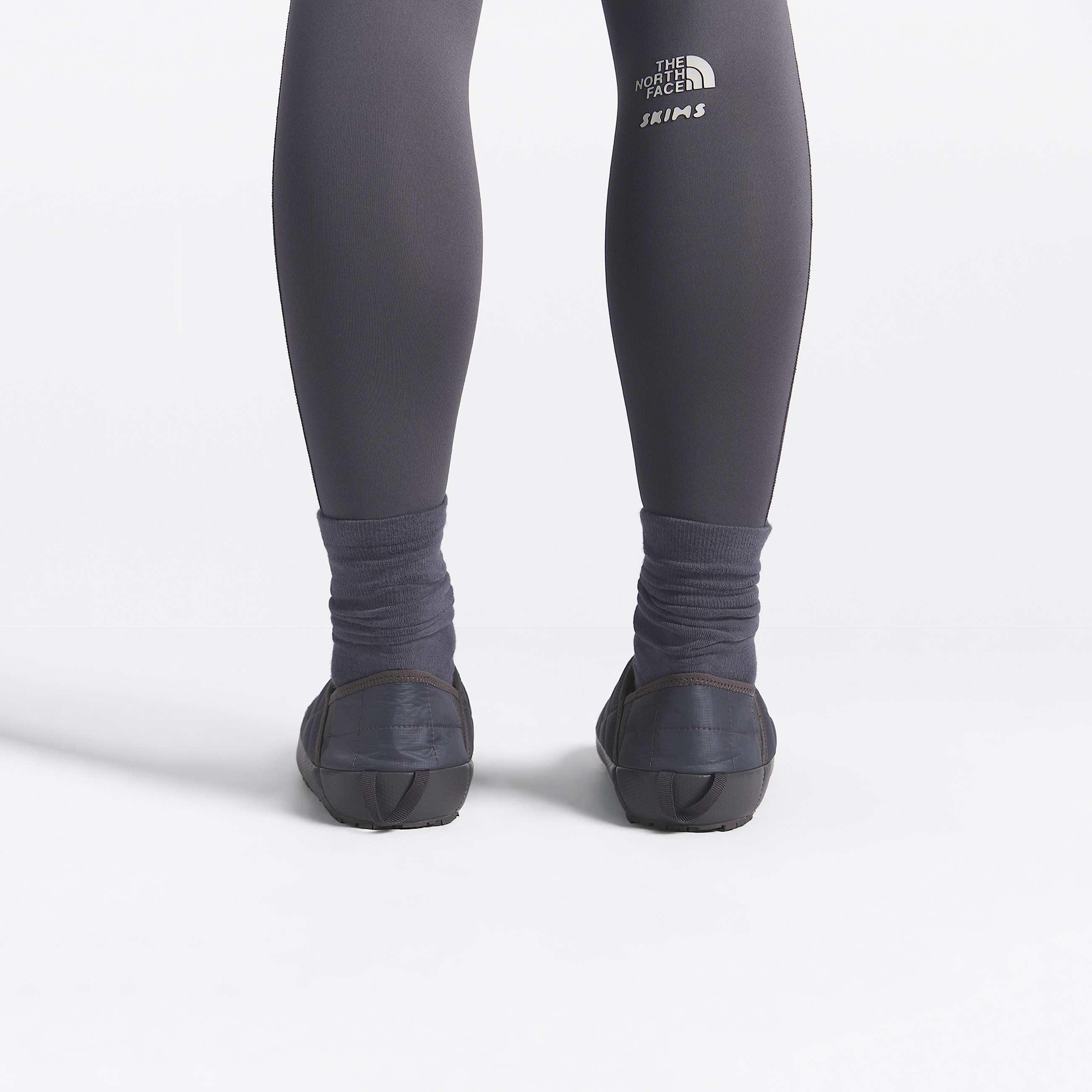 The North Face X SKIMS ThermoBall Traction Vpantoffels TNF SK GunmetalSK Gunmetal ALT2