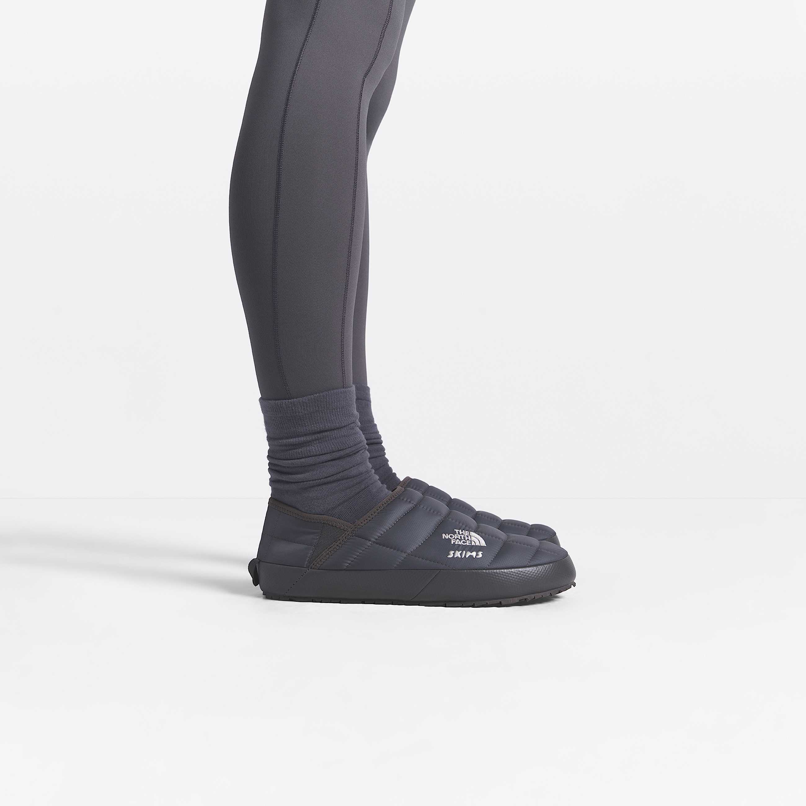 The North Face X SKIMS ThermoBall Traction Vpantoffels TNF SK GunmetalSK Gunmetal HERO