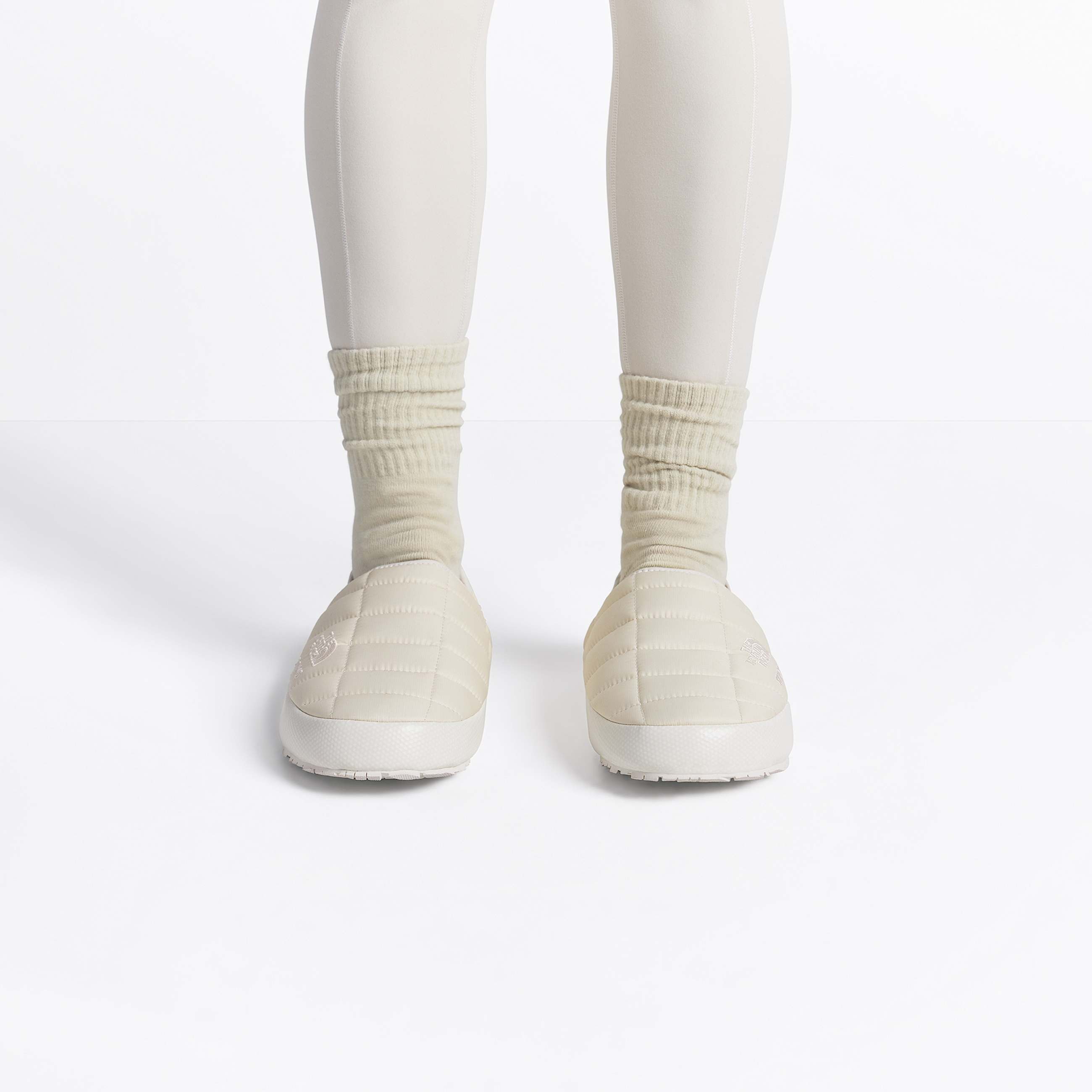 The North Face X SKIMS ThermoBall Traction Vpantoffels TNF SK Bone ALT1