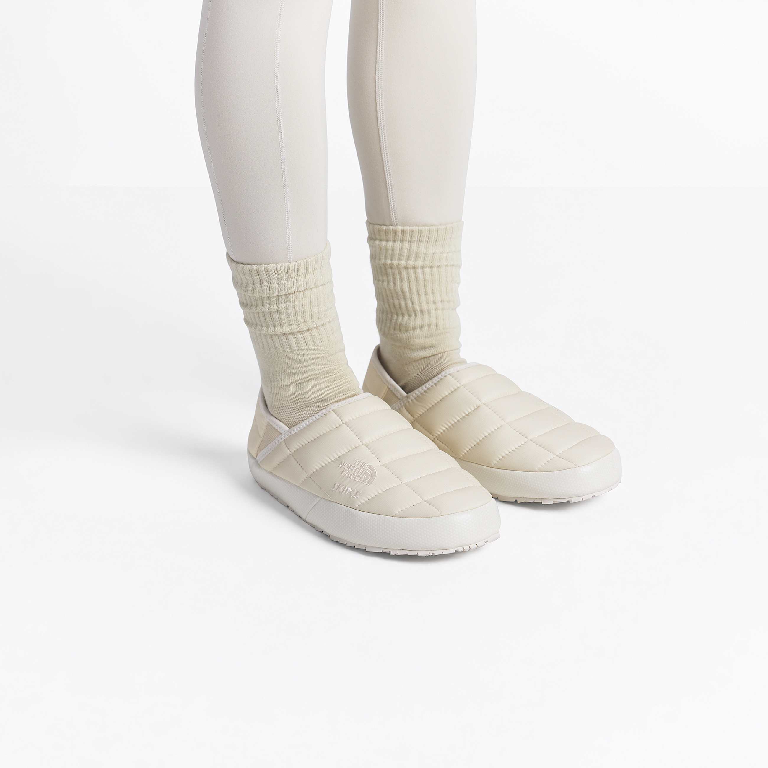 The North Face X SKIMS ThermoBall Traction Vpantoffels TNF SK Bone HERO