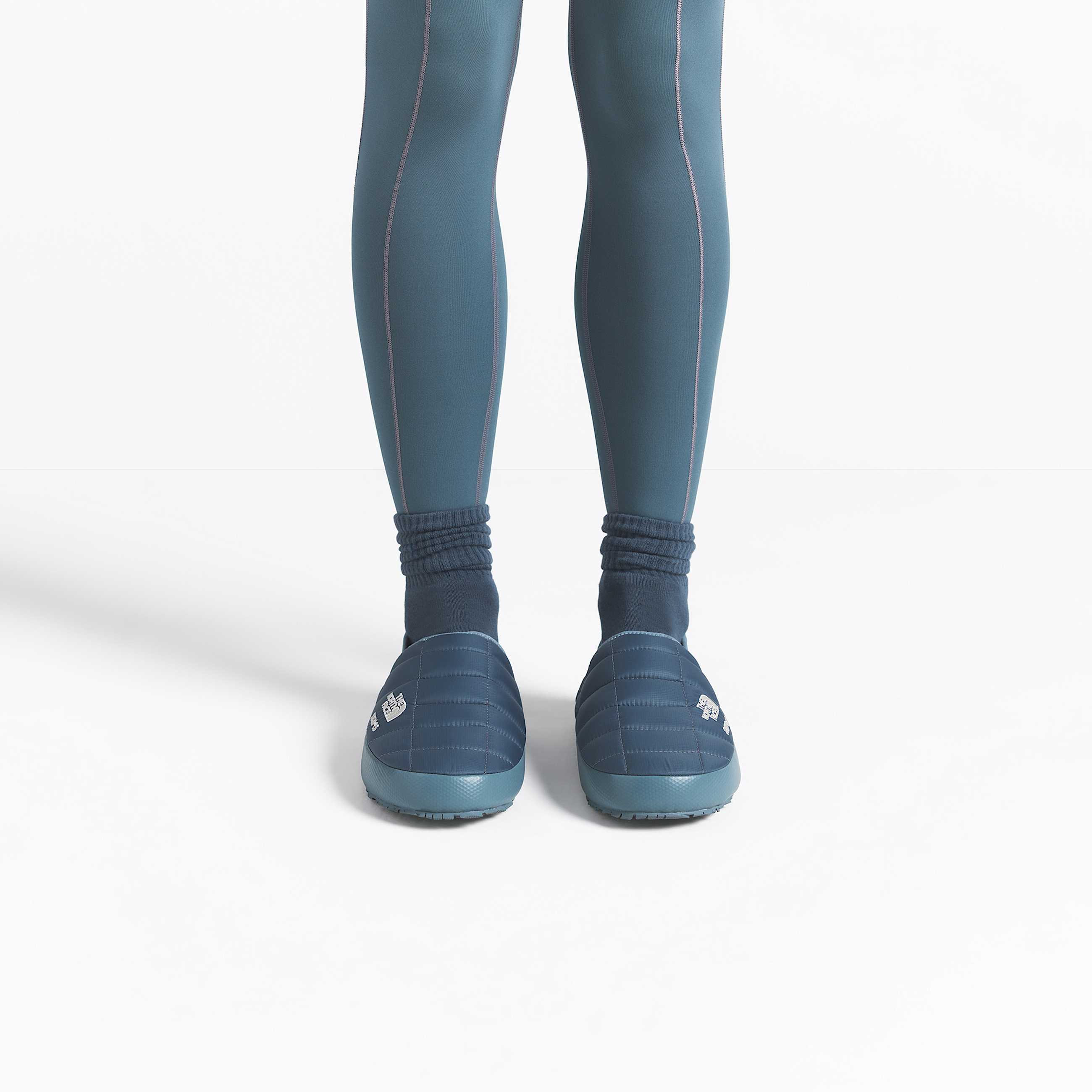 The North Face X SKIMS ThermoBall Traction Vpantoffels TNF SK Kyanite ALT1