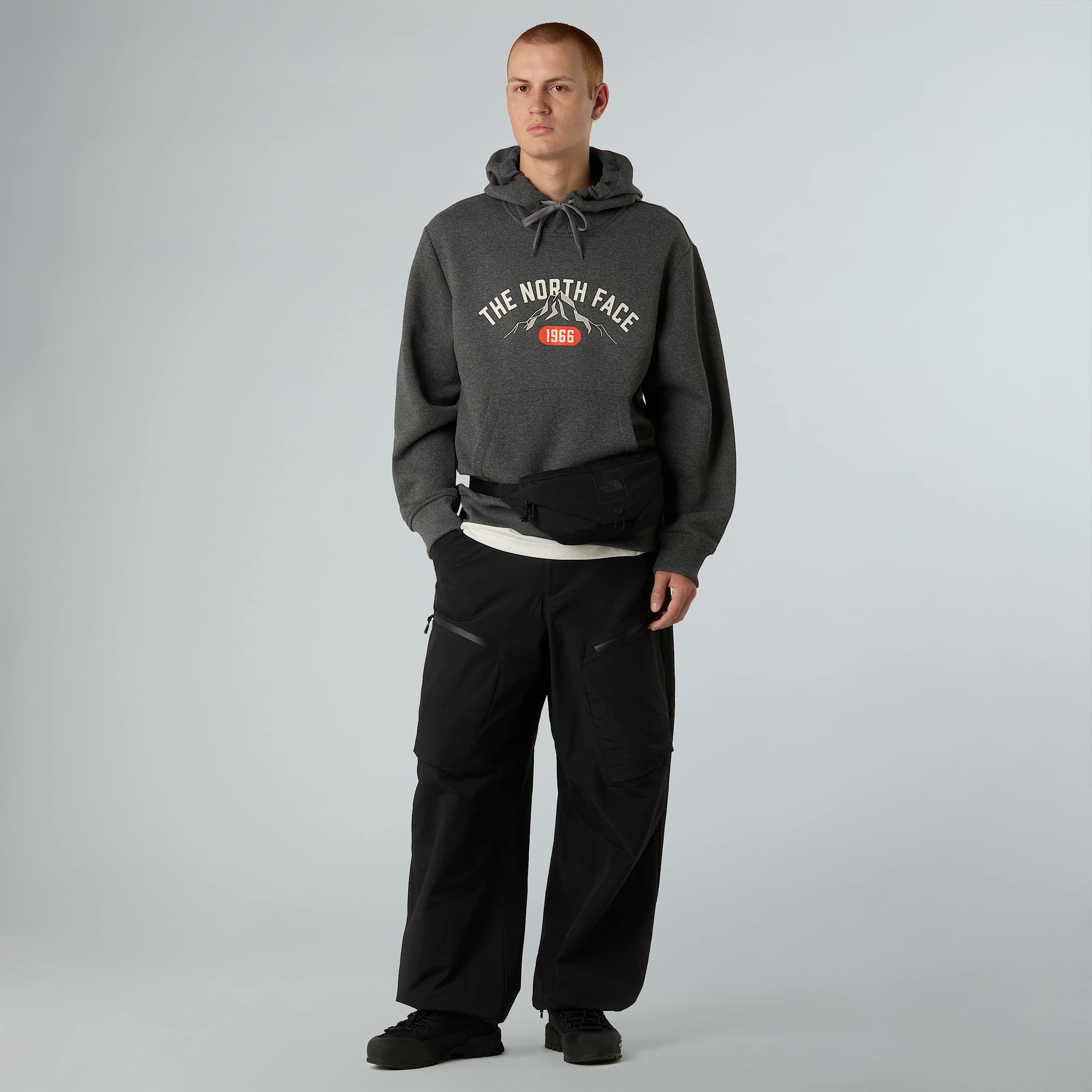 Felpa con cappuccio Varsity con grafica da uomo TNF ALT5