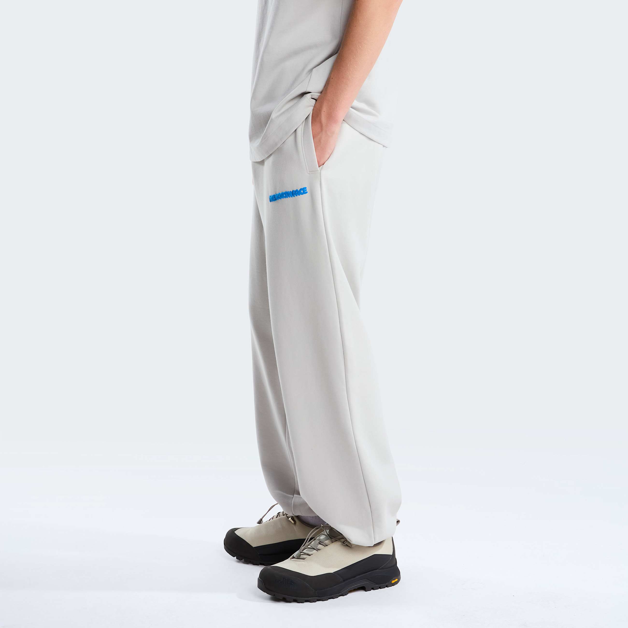Explore Fonts Graphic Jogginghose in Relaxed Fit Herren TNF ALT2