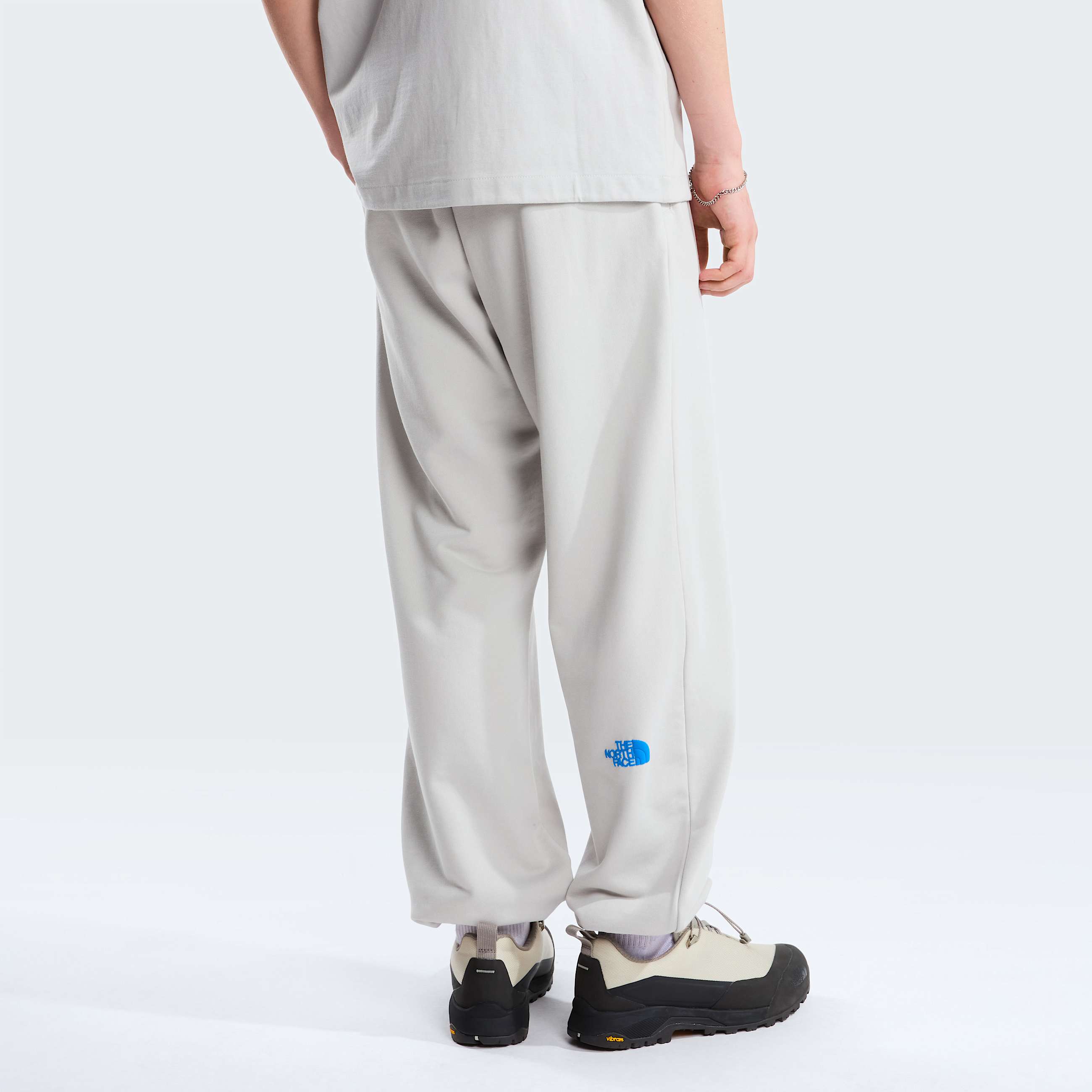 Explore Fonts Graphic Jogginghose in Relaxed Fit Herren TNF ALT3