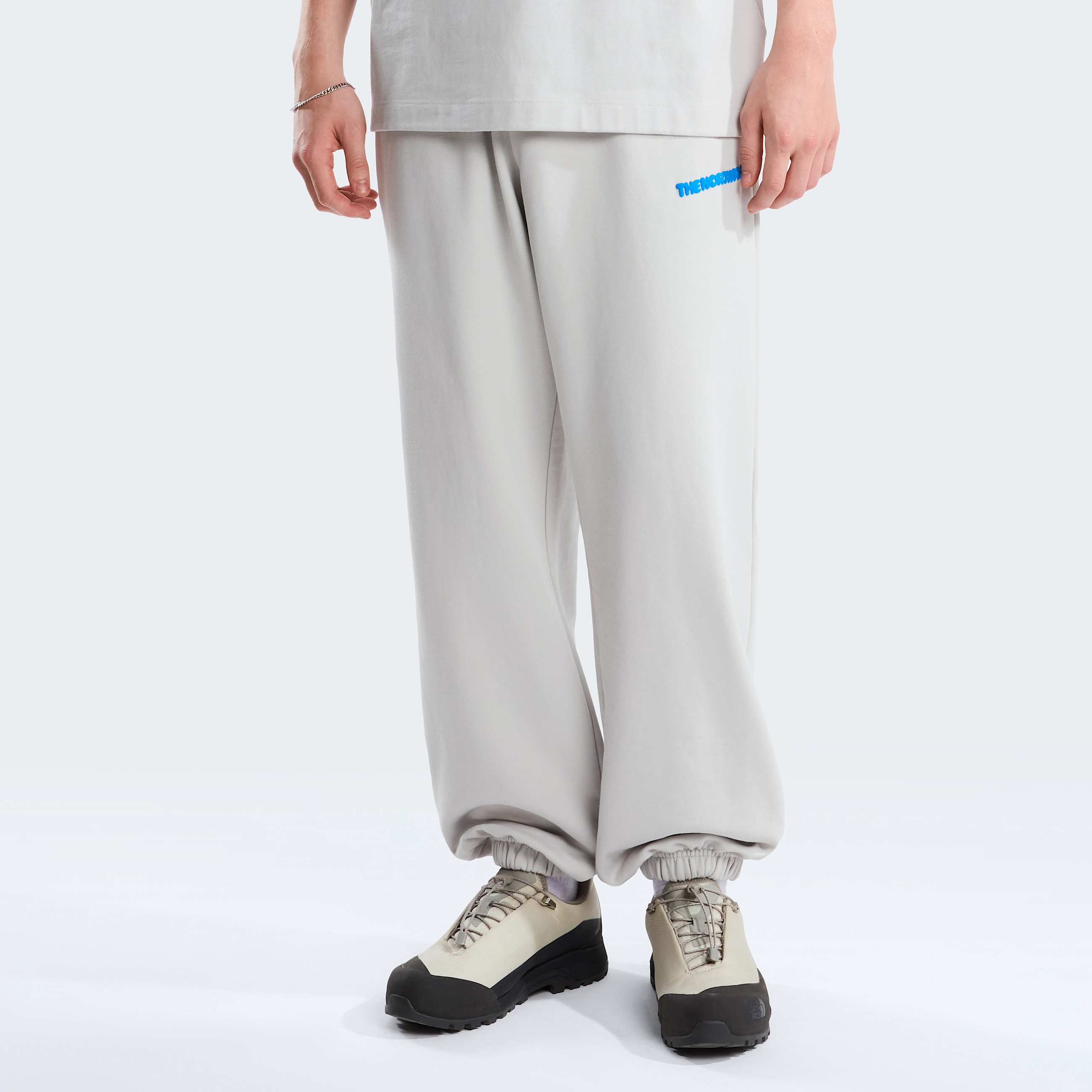 Explore Fonts Graphic Jogginghose in Relaxed Fit Herren TNF HERO