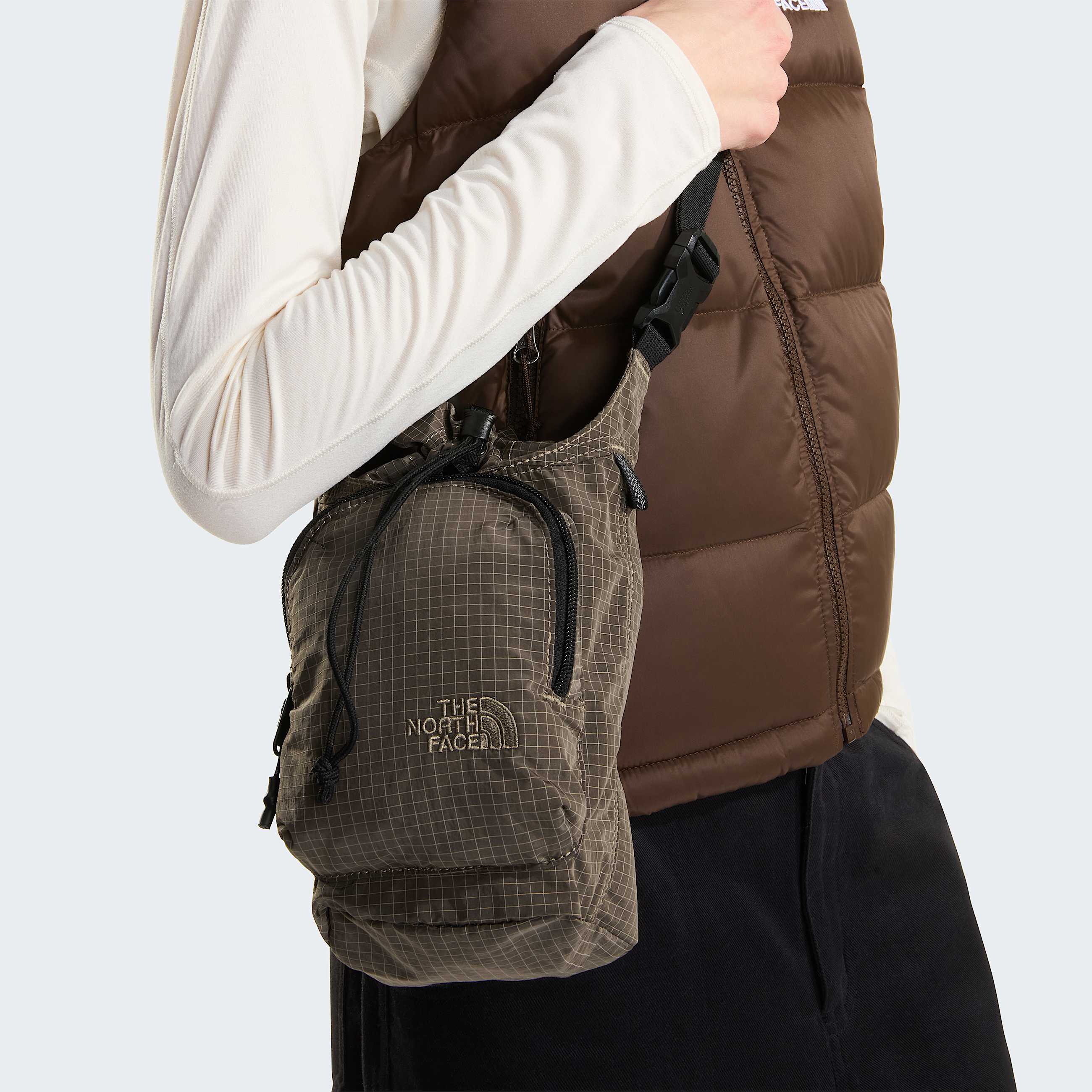 Never Stop Bucket Bag TNF ALT1