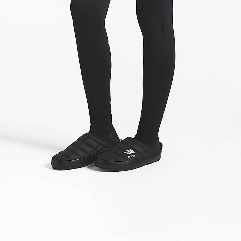 Chaussons ThermoBall™ Traction V The North Face X SKIMS - 1