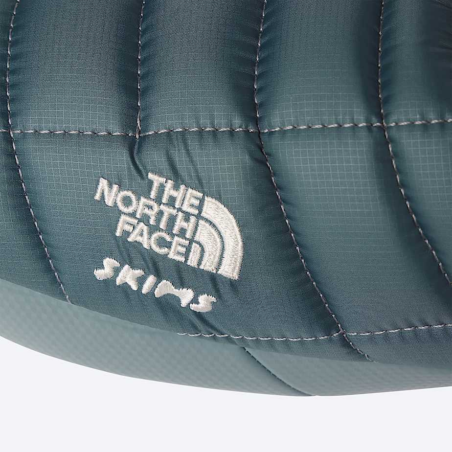 The North Face X SKIMS ThermoBall Traction Vpantoffels TNF SK Kyanite ALT24