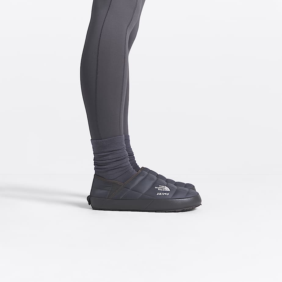 The North Face X SKIMS ThermoBall Traction Vpantoffels TNF SK GunmetalSK Gunmetal HERO