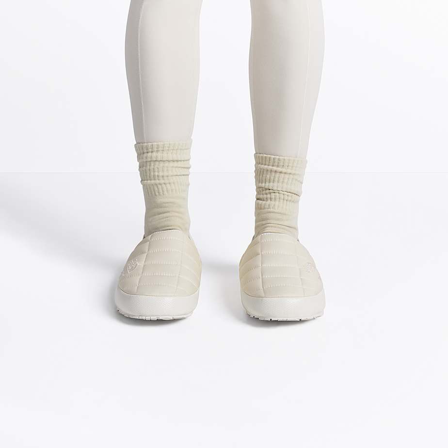 The North Face X SKIMS ThermoBall Traction Vpantoffels TNF SK Bone ALT1